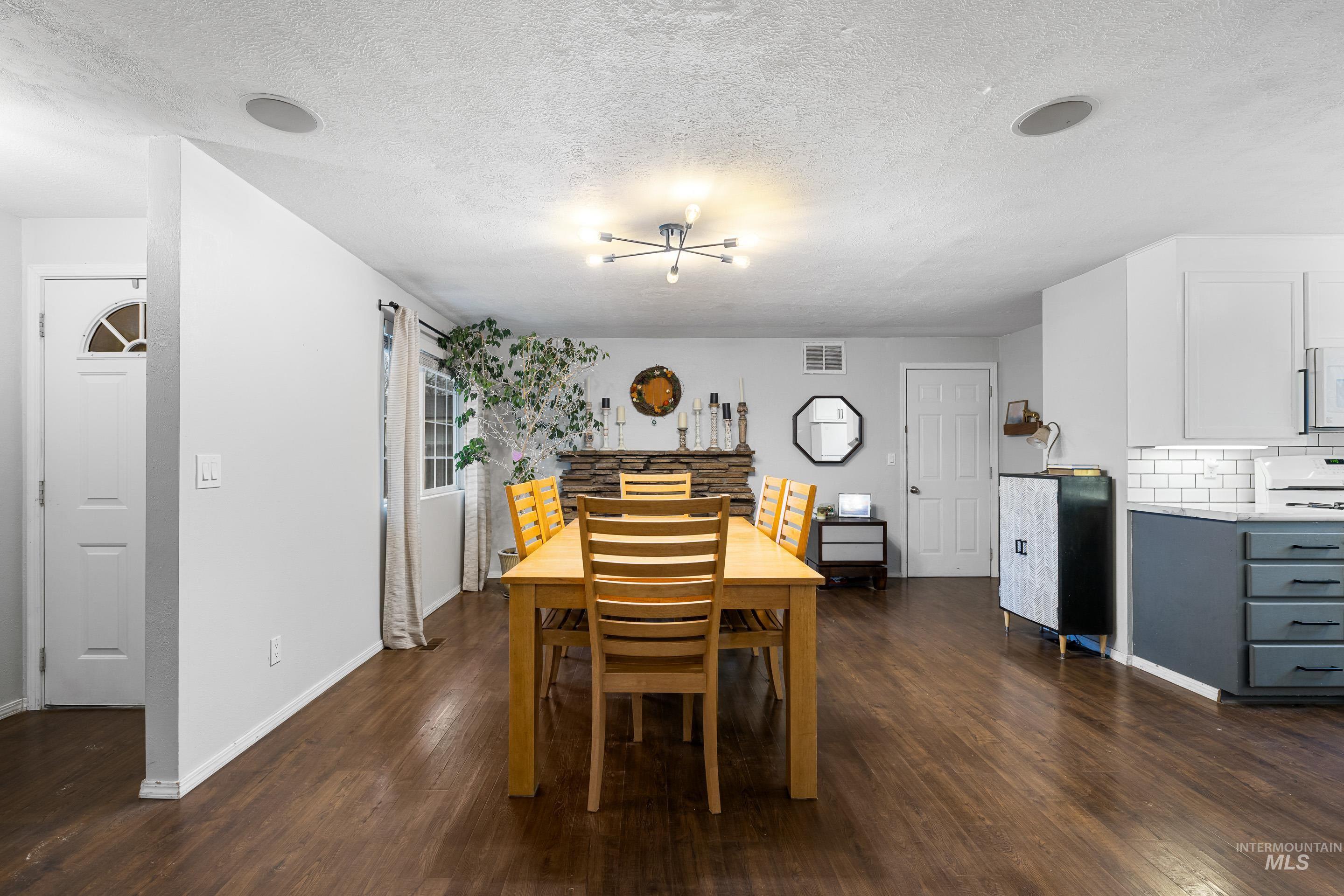 3333 N Pepperwood Dr, Boise, Idaho 83704, 3 Bedrooms, 2 Bathrooms, Residential For Sale, Price $400,000,MLS 98974787