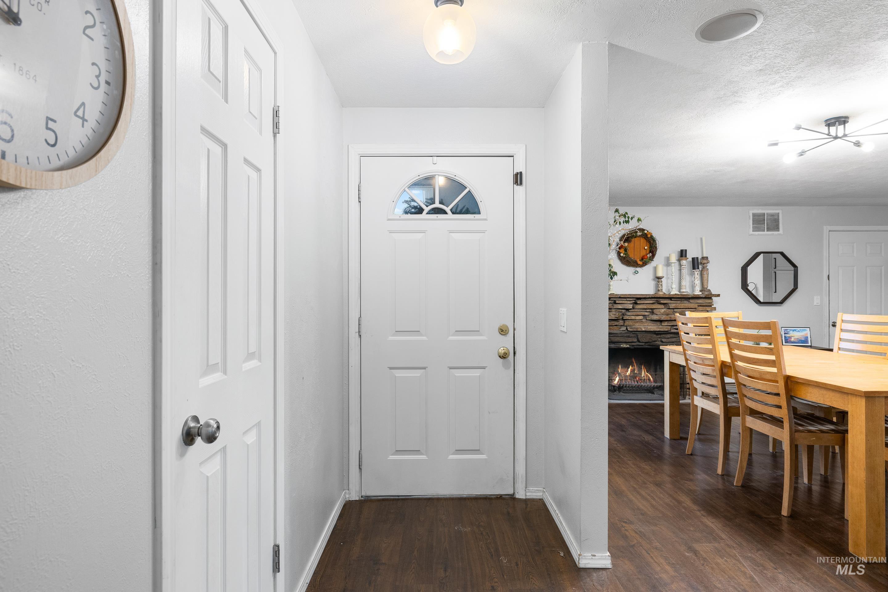 3333 N Pepperwood Dr, Boise, Idaho 83704, 3 Bedrooms, 2 Bathrooms, Residential For Sale, Price $400,000,MLS 98974787