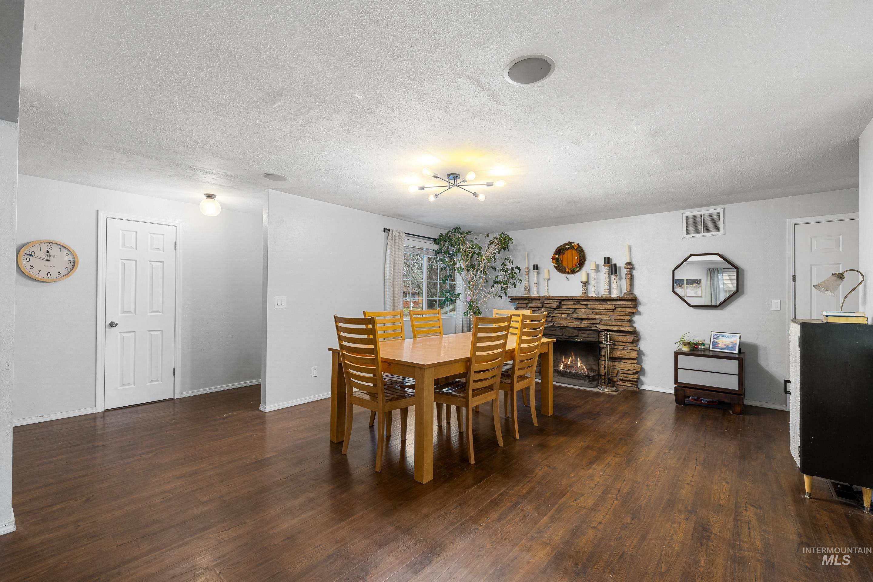 3333 N Pepperwood Dr, Boise, Idaho 83704, 3 Bedrooms, 2 Bathrooms, Residential For Sale, Price $400,000,MLS 98974787