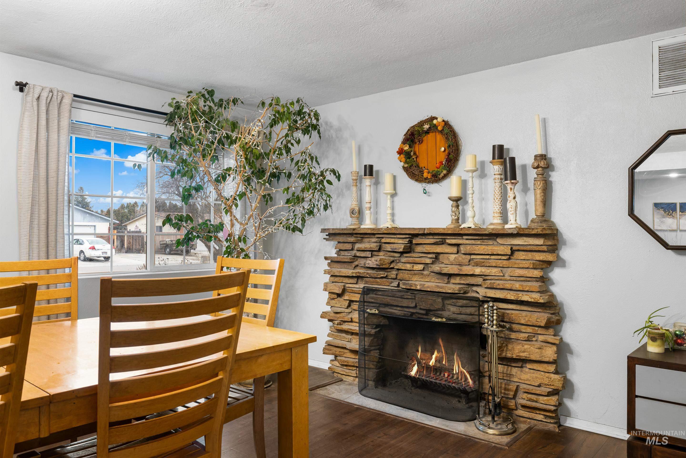 3333 N Pepperwood Dr, Boise, Idaho 83704, 3 Bedrooms, 2 Bathrooms, Residential For Sale, Price $400,000,MLS 98974787