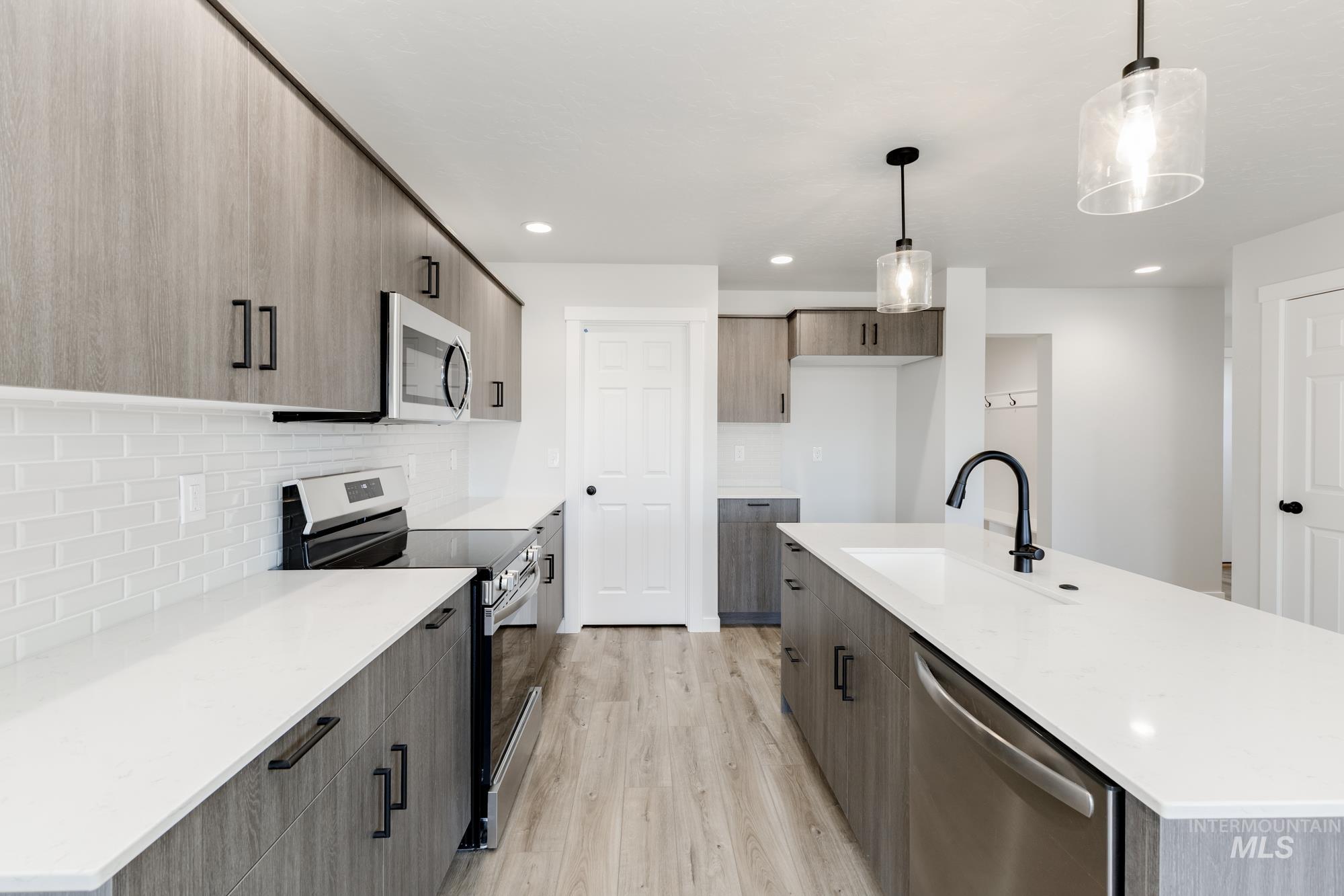 19598 Snowyside Way, Caldwell, Idaho 83605, 3 Bedrooms, 2.5 Bathrooms, Residential For Sale, Price $409,990,MLS 98974837