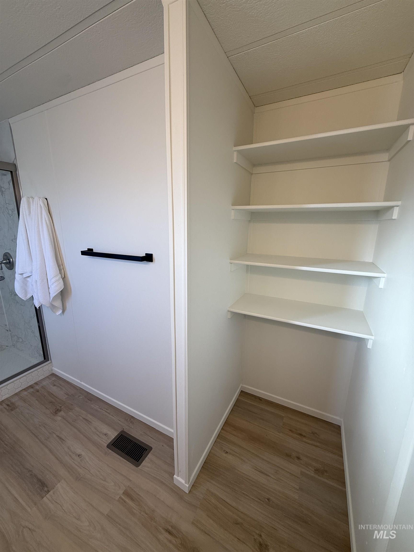 10134 W Mesquite Ln, Boise, Idaho 83704, 3 Bedrooms, 2 Bathrooms, Residential For Sale, Price $345,000,MLS 98974845