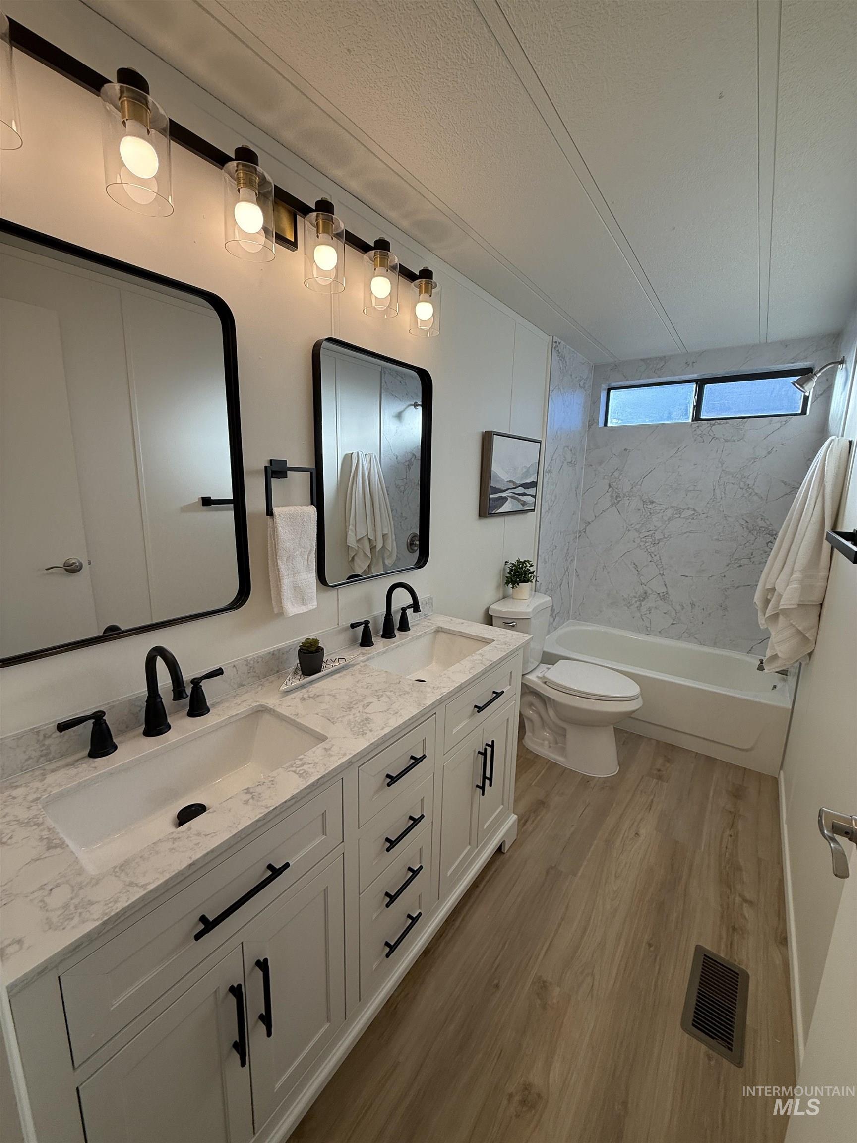 10134 W Mesquite Ln, Boise, Idaho 83704, 3 Bedrooms, 2 Bathrooms, Residential For Sale, Price $345,000,MLS 98974845