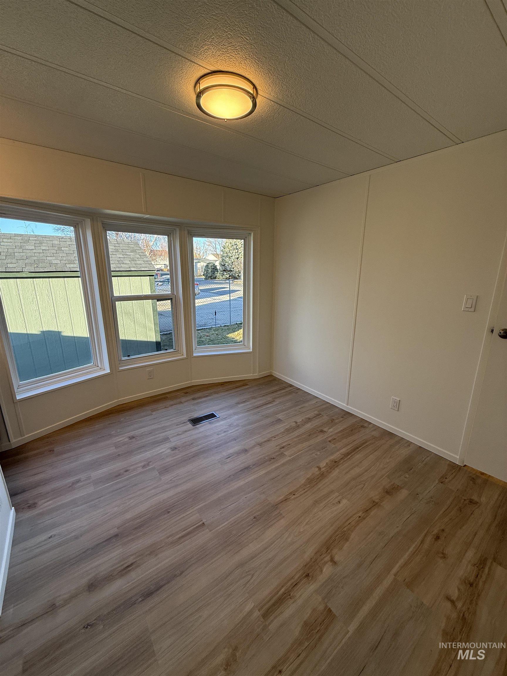 10134 W Mesquite Ln, Boise, Idaho 83704, 3 Bedrooms, 2 Bathrooms, Residential For Sale, Price $345,000,MLS 98974845