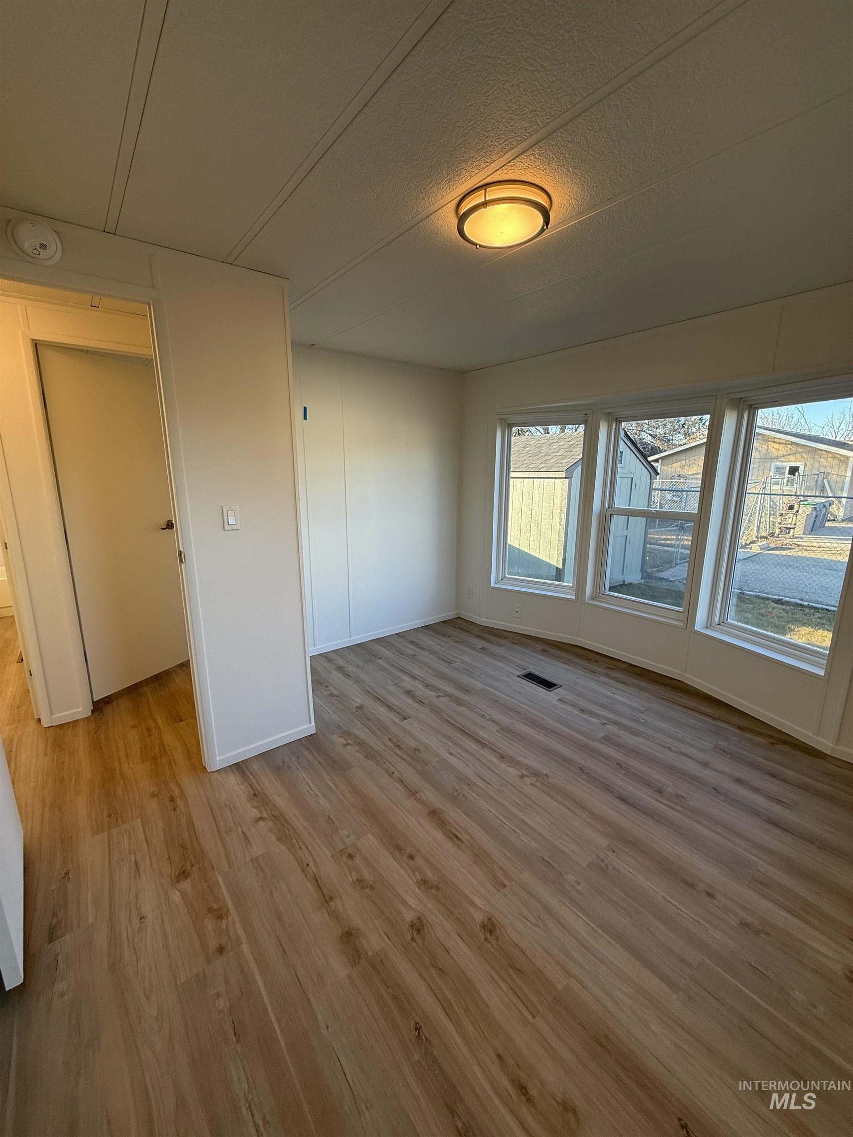 10134 W Mesquite Ln, Boise, Idaho 83704, 3 Bedrooms, 2 Bathrooms, Residential For Sale, Price $345,000,MLS 98974845