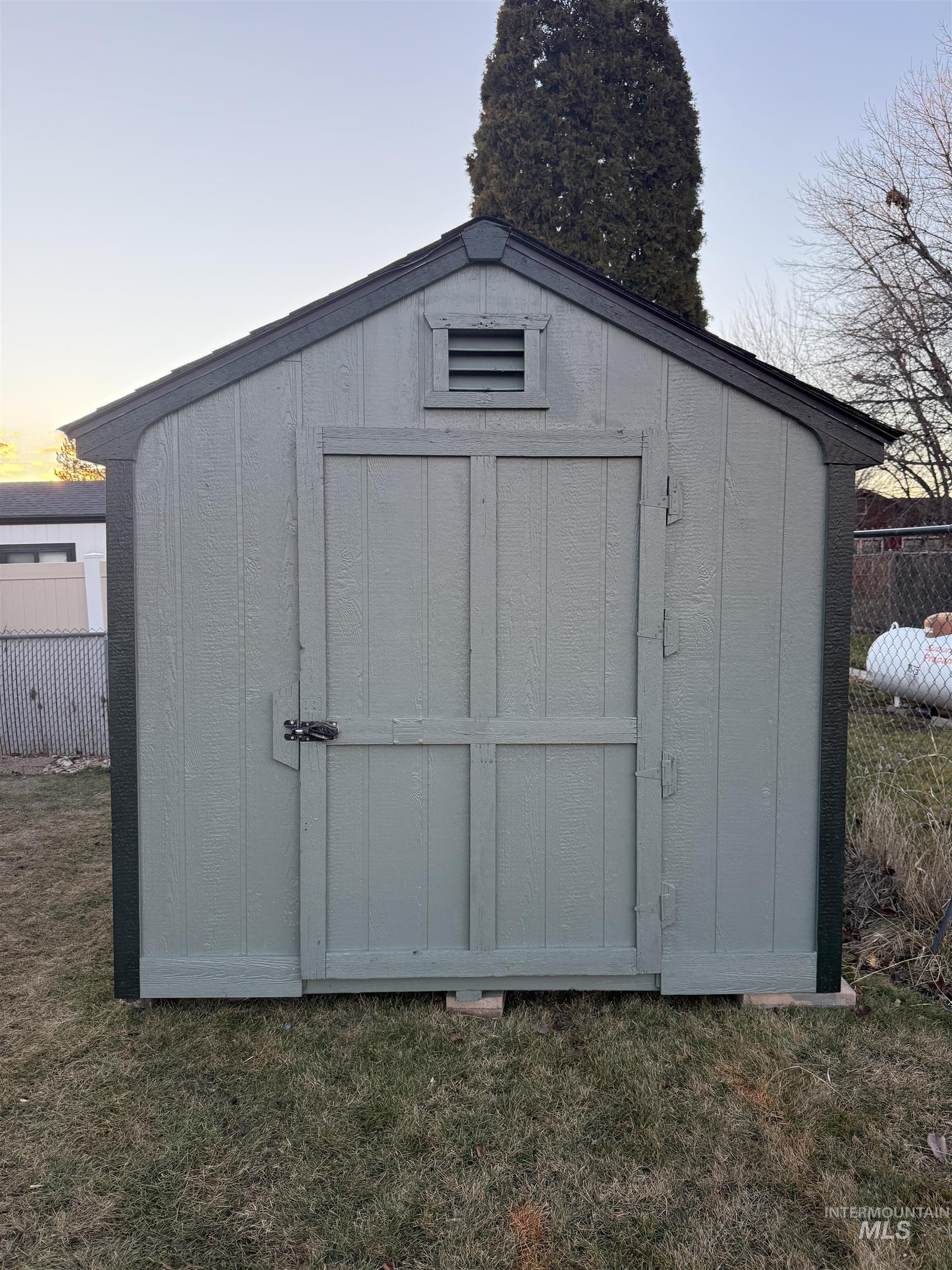 10134 W Mesquite Ln, Boise, Idaho 83704, 3 Bedrooms, 2 Bathrooms, Residential For Sale, Price $345,000,MLS 98974845