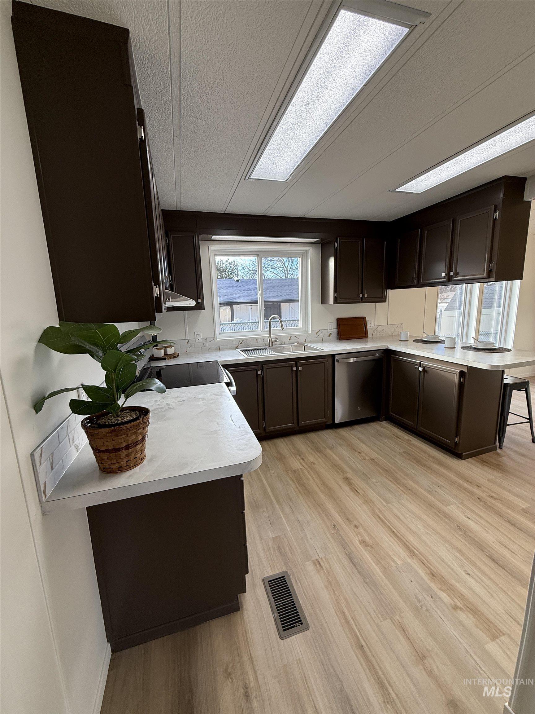 10134 W Mesquite Ln, Boise, Idaho 83704, 3 Bedrooms, 2 Bathrooms, Residential For Sale, Price $345,000,MLS 98974845