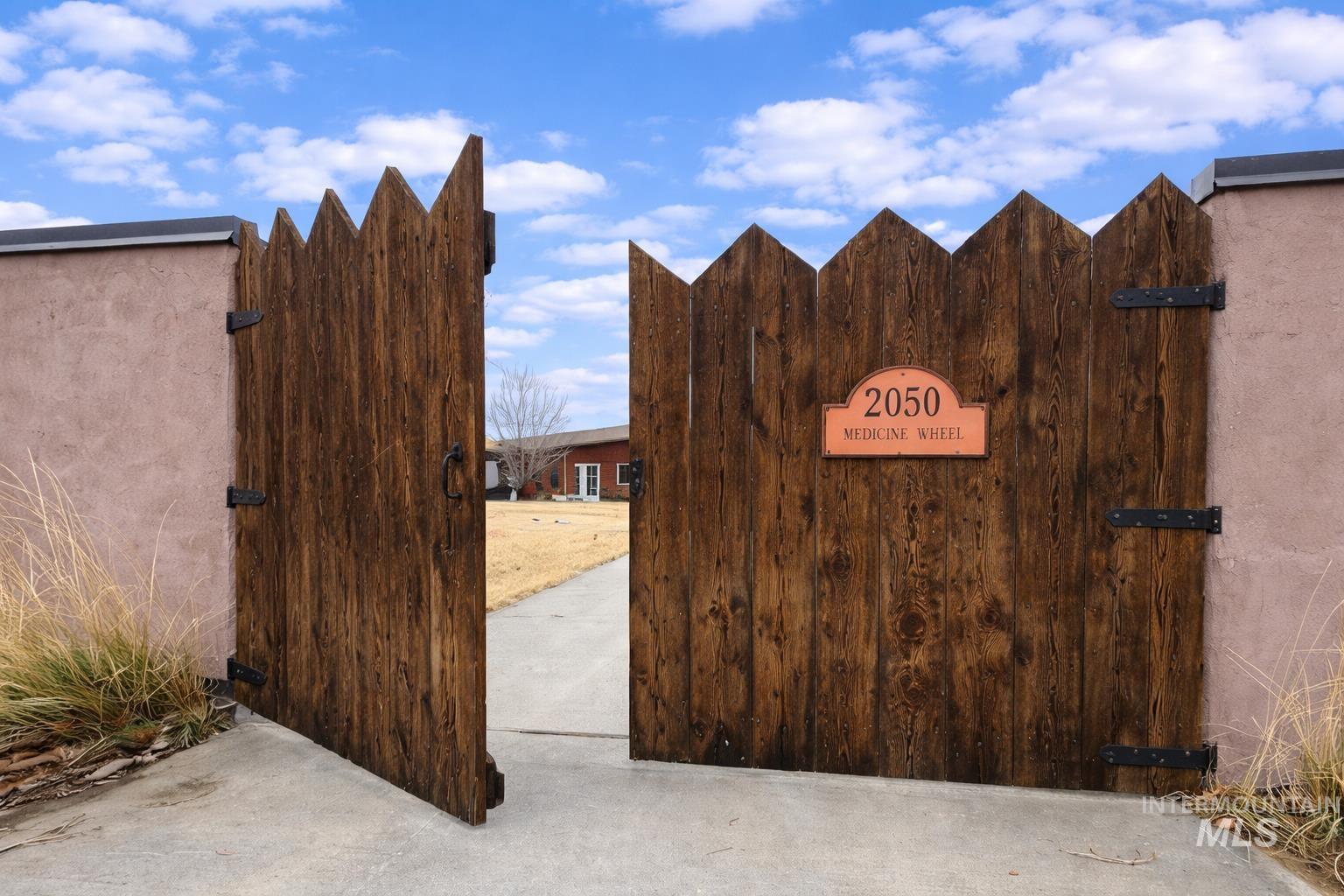 2050 E Medicine Wheel Ln, King Hill, Idaho 83633, 4 Bedrooms, 4 Bathrooms, Farm & Ranch For Sale, Price $1,500,000,MLS 98974852