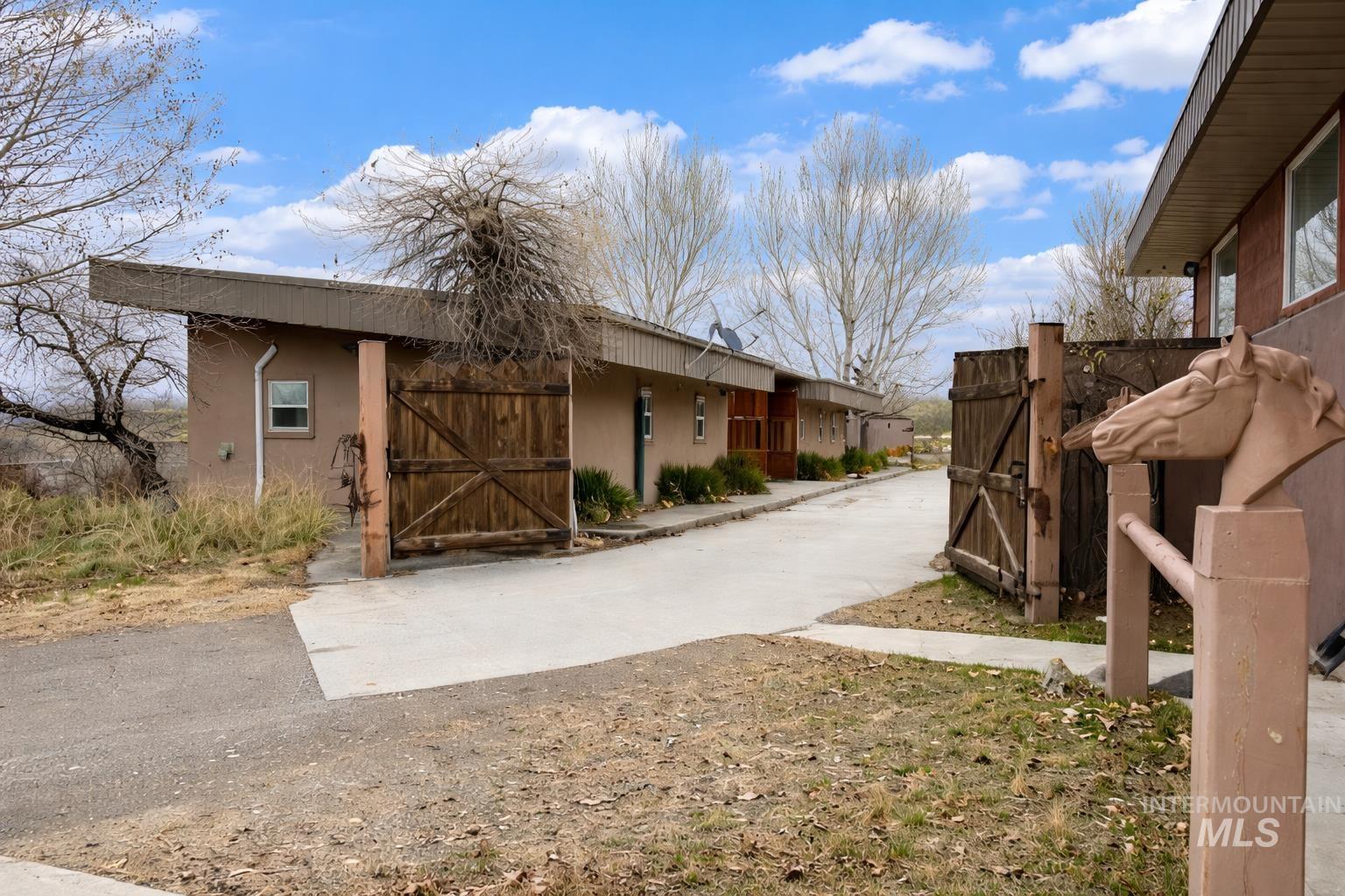 2050 E Medicine Wheel Ln, King Hill, Idaho 83633, 4 Bedrooms, 4 Bathrooms, Farm & Ranch For Sale, Price $1,500,000,MLS 98974852