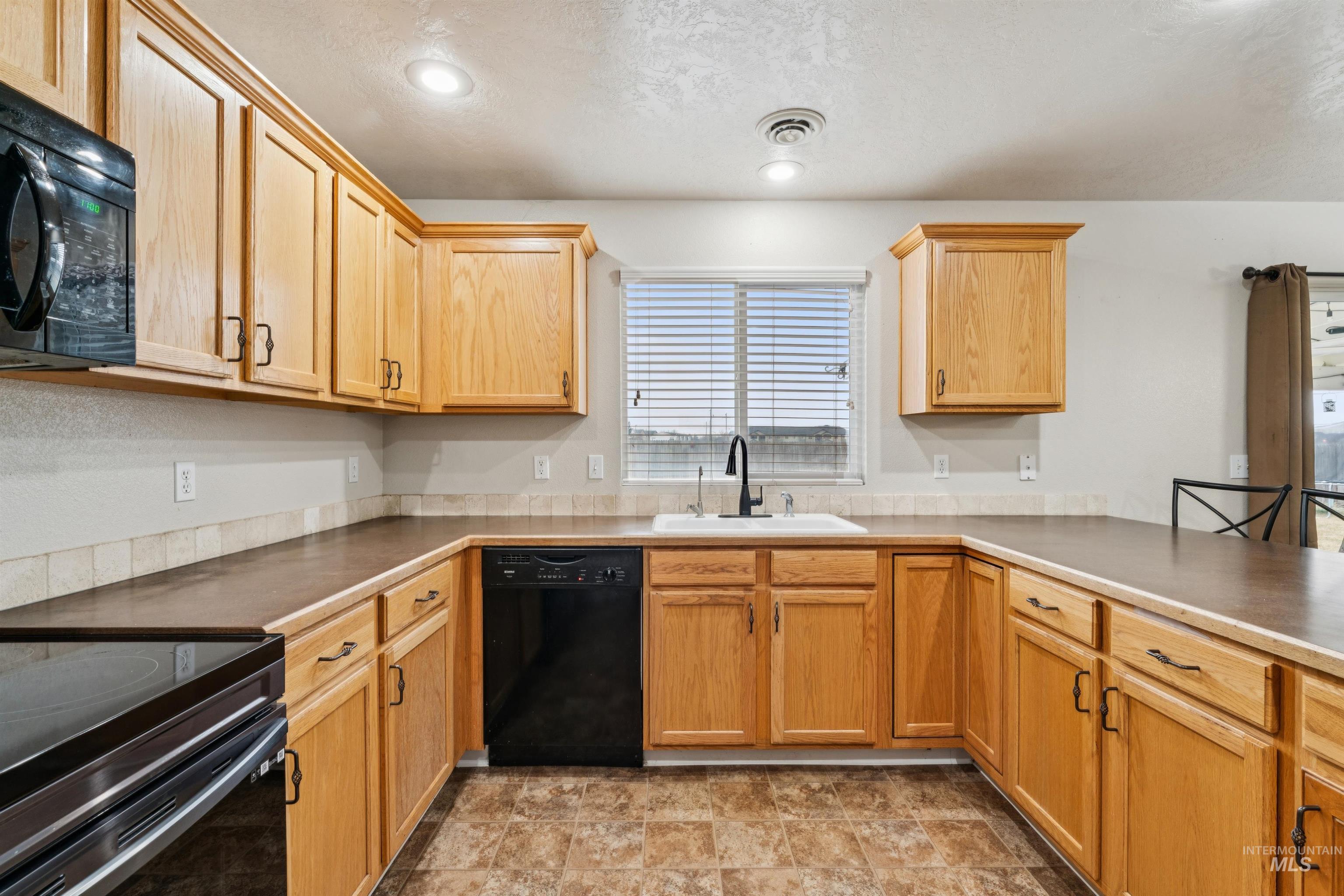 825 W Woodpine St, Meridian, Idaho 83646, 4 Bedrooms, 2.5 Bathrooms, Residential For Sale, Price $485,000, 98974855