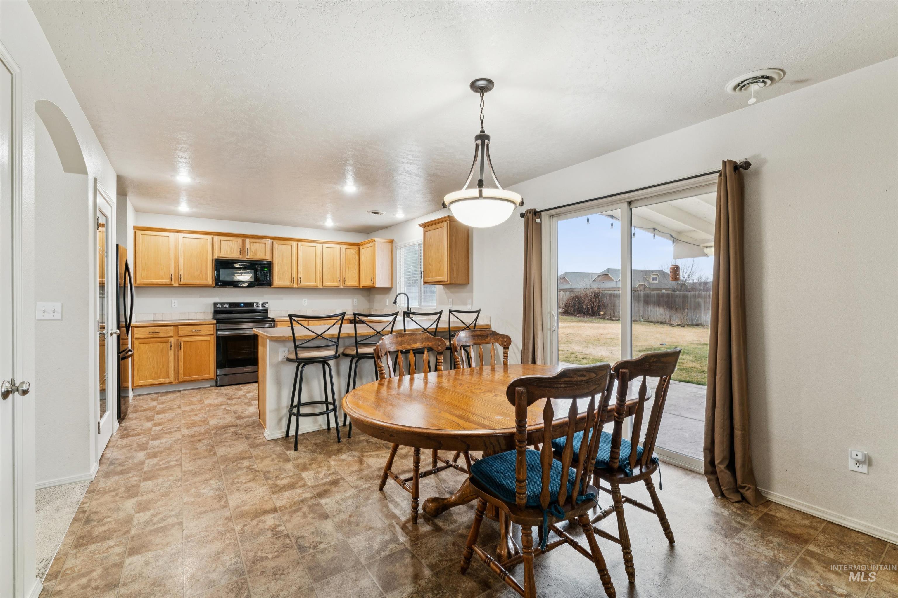 825 W Woodpine St, Meridian, Idaho 83646, 4 Bedrooms, 2.5 Bathrooms, Residential For Sale, Price $485,000,MLS 98974855