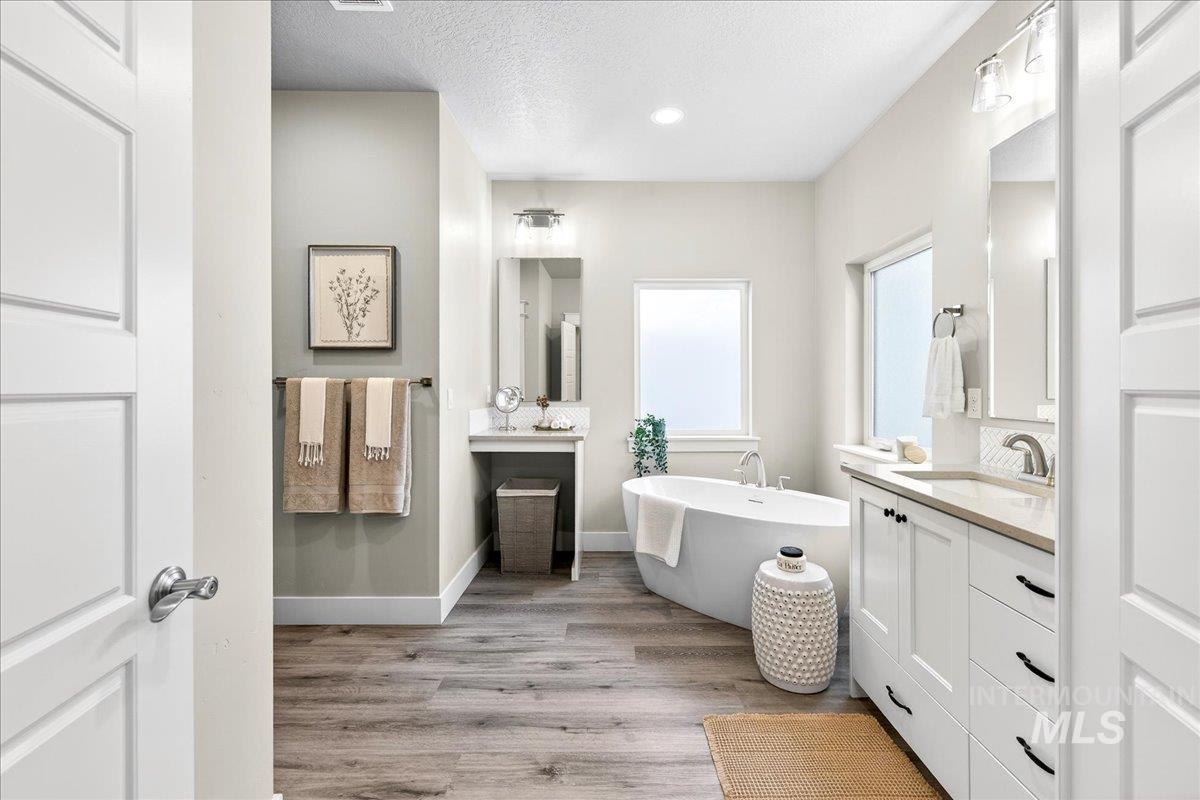 63 S Ravine Way, Nampa, Idaho 83687, 4 Bedrooms, 2 Bathrooms, Residential For Sale, Price $529,000,MLS 98974856