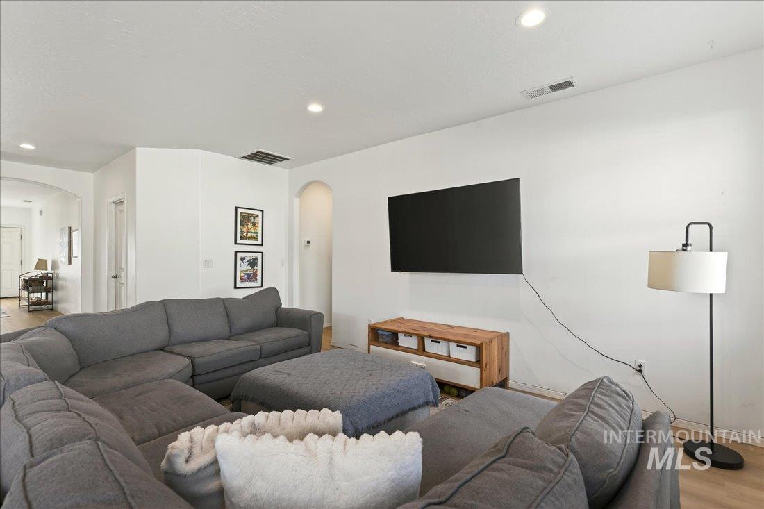 1864 E Jade Falls, Kuna, Idaho 83634, 3 Bedrooms, 2 Bathrooms, Residential For Sale, Price $468,000,MLS 98974864