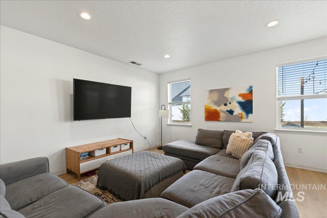 1864 E Jade Falls, Kuna, Idaho 83634, 3 Bedrooms, 2 Bathrooms, Residential For Sale, Price $468,000,MLS 98974864