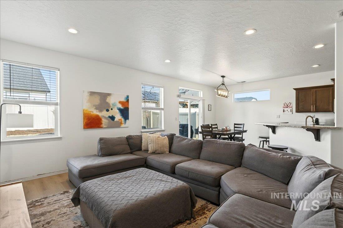 1864 E Jade Falls, Kuna, Idaho 83634, 3 Bedrooms, 2 Bathrooms, Residential For Sale, Price $468,000,MLS 98974864