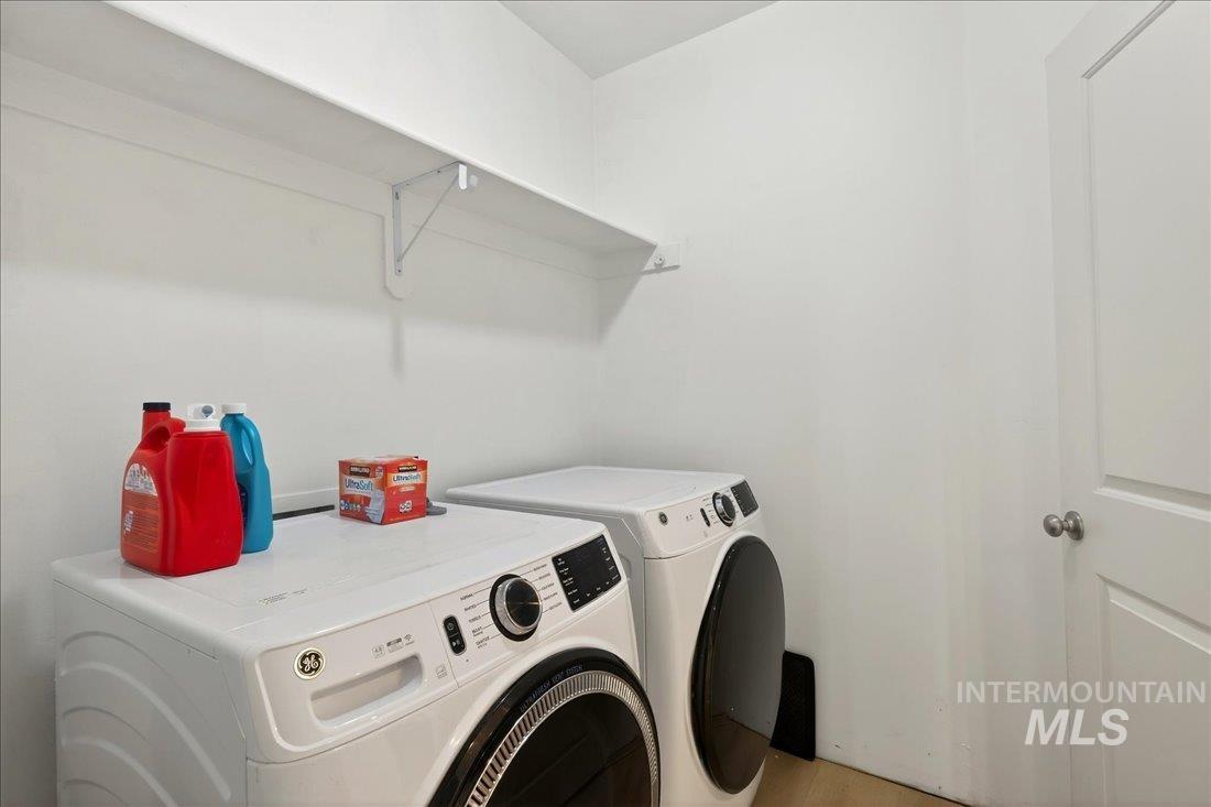 1864 E Jade Falls, Kuna, Idaho 83634, 3 Bedrooms, 2 Bathrooms, Residential For Sale, Price $468,000,MLS 98974864