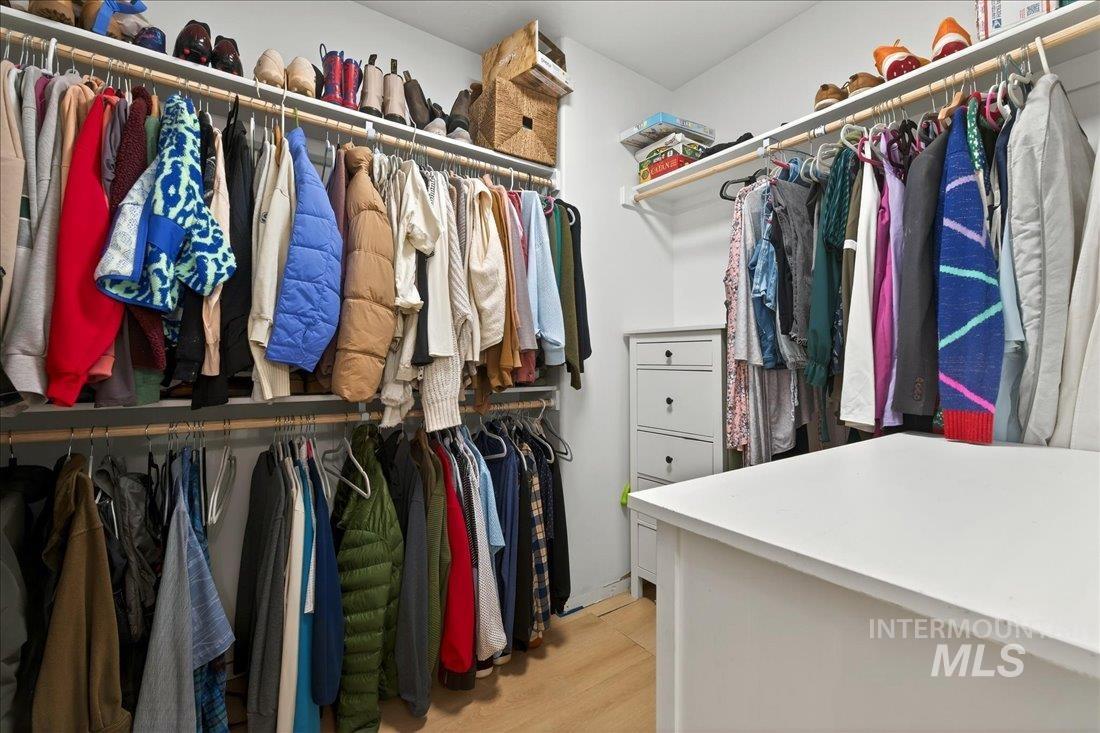 1864 E Jade Falls, Kuna, Idaho 83634, 3 Bedrooms, 2 Bathrooms, Residential For Sale, Price $468,000,MLS 98974864