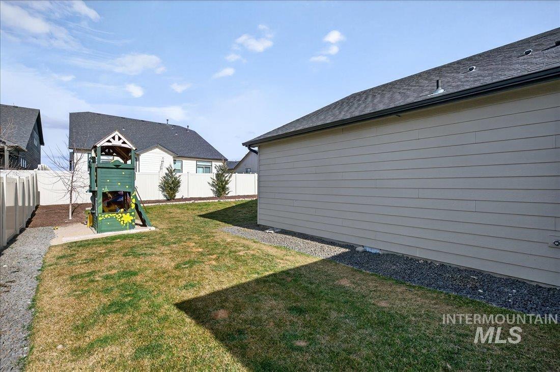 1864 E Jade Falls, Kuna, Idaho 83634, 3 Bedrooms, 2 Bathrooms, Residential For Sale, Price $468,000,MLS 98974864