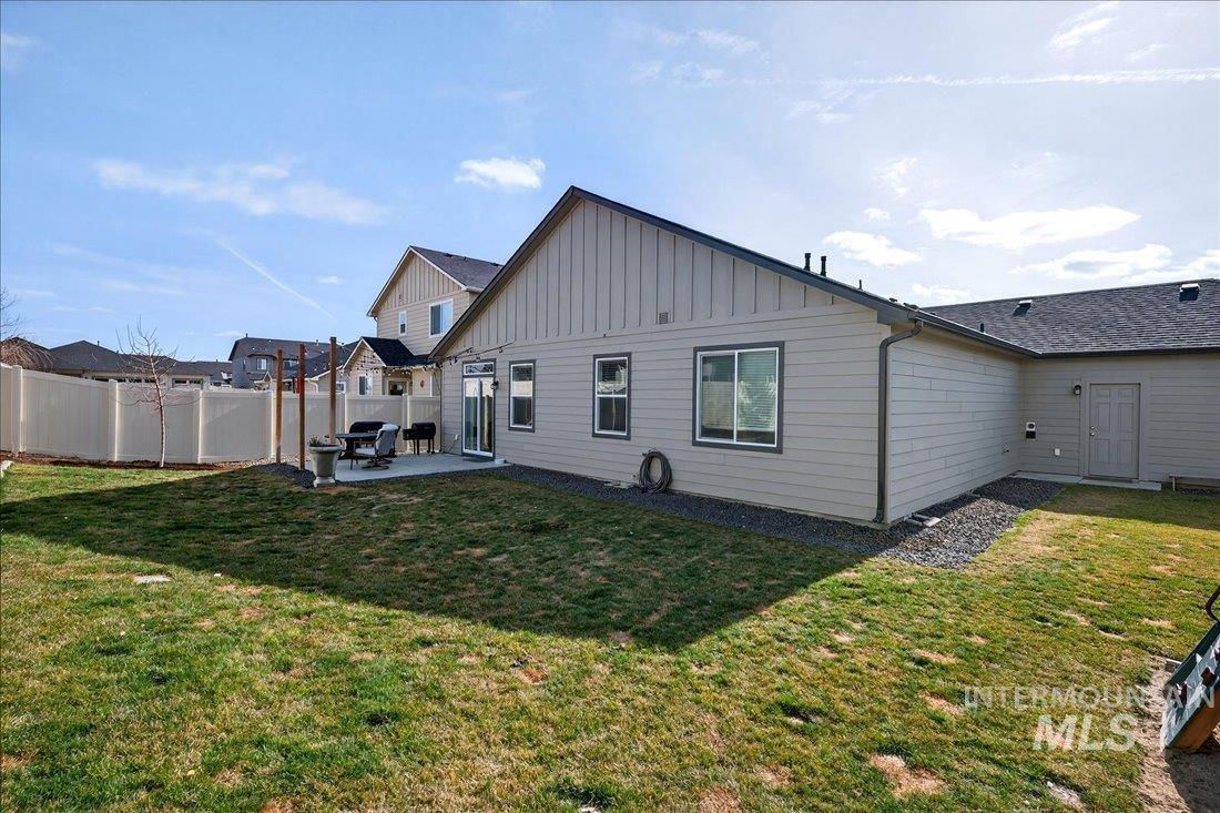 1864 E Jade Falls, Kuna, Idaho 83634, 3 Bedrooms, 2 Bathrooms, Residential For Sale, Price $468,000,MLS 98974864