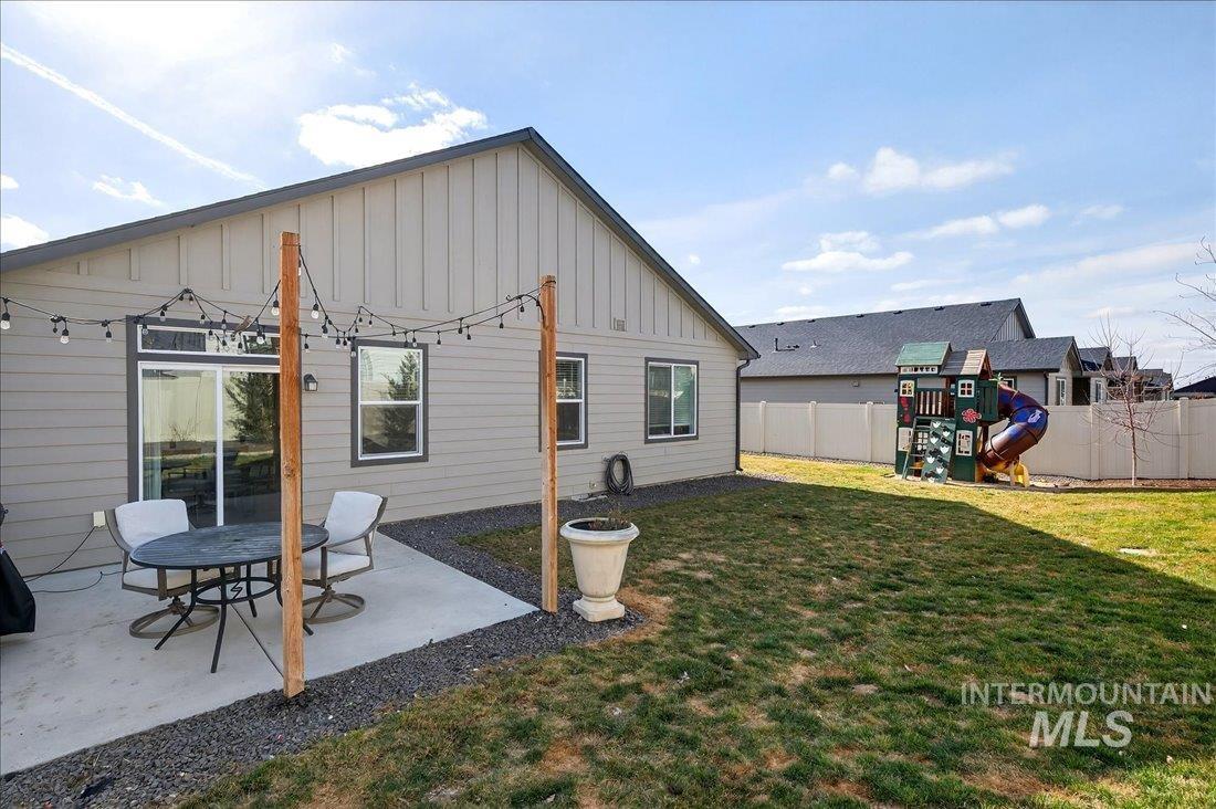 1864 E Jade Falls, Kuna, Idaho 83634, 3 Bedrooms, 2 Bathrooms, Residential For Sale, Price $468,000,MLS 98974864