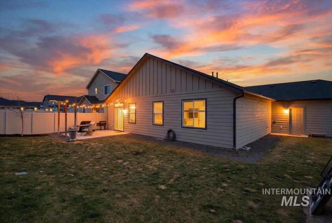 1864 E Jade Falls, Kuna, Idaho 83634, 3 Bedrooms, 2 Bathrooms, Residential For Sale, Price $468,000,MLS 98974864