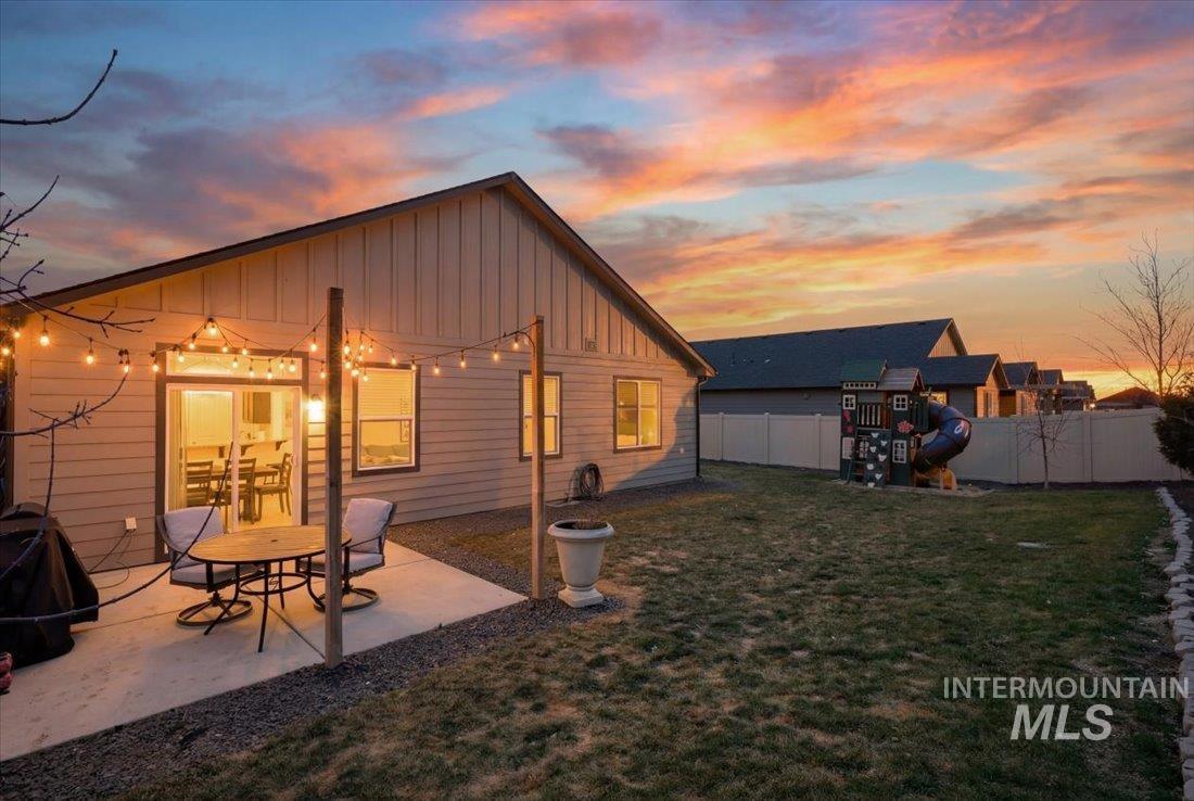 1864 E Jade Falls, Kuna, Idaho 83634, 3 Bedrooms, 2 Bathrooms, Residential For Sale, Price $468,000,MLS 98974864