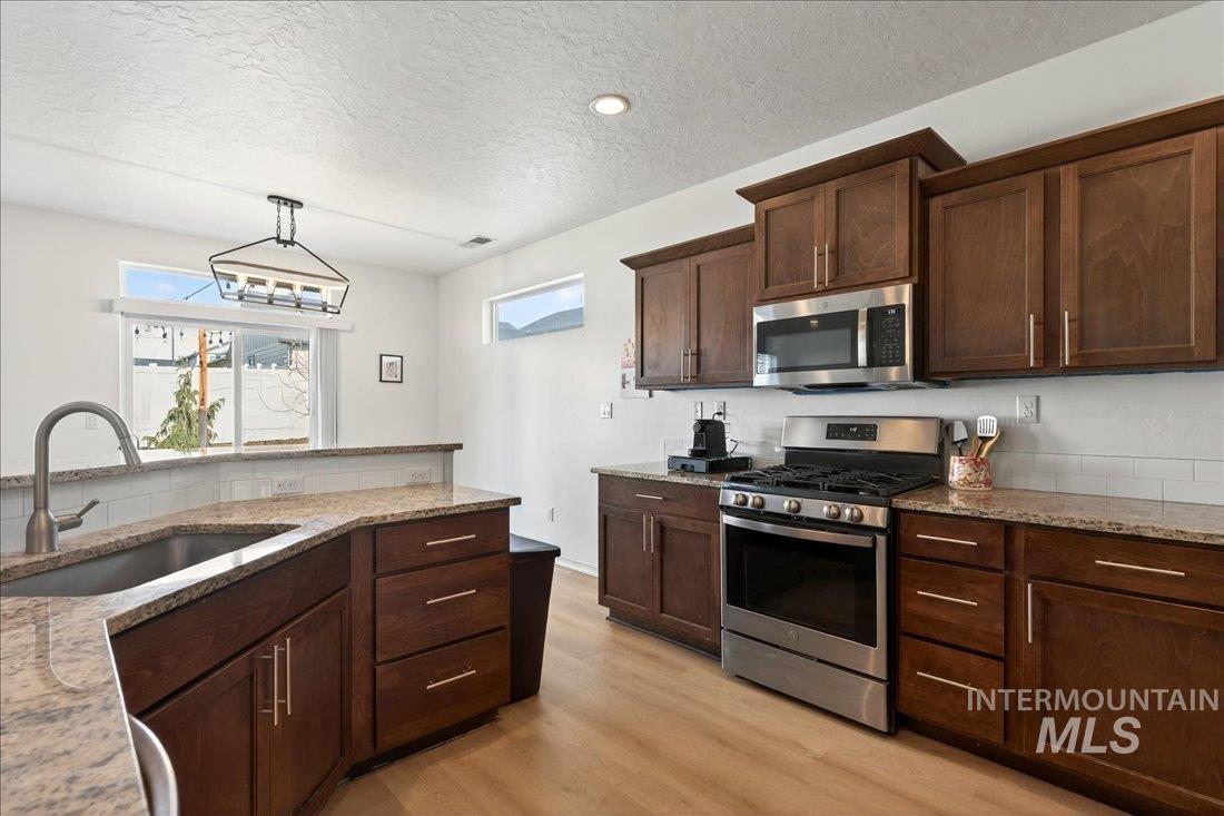 1864 E Jade Falls, Kuna, Idaho 83634, 3 Bedrooms, 2 Bathrooms, Residential For Sale, Price $468,000,MLS 98974864