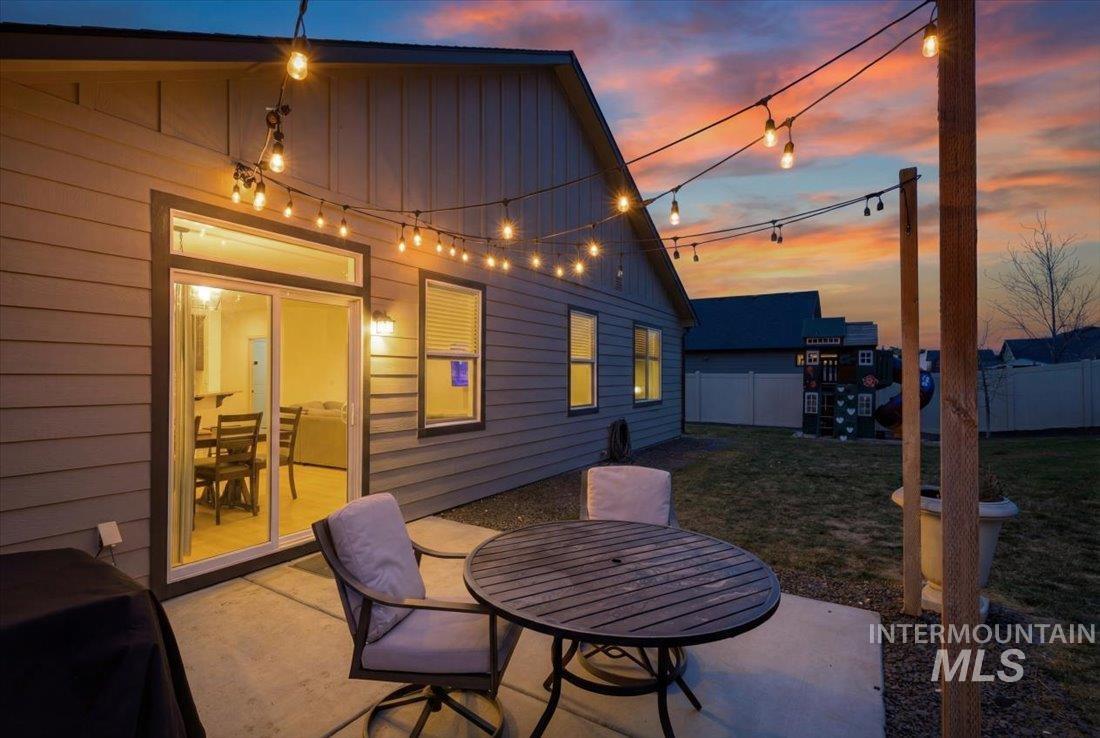 1864 E Jade Falls, Kuna, Idaho 83634, 3 Bedrooms, 2 Bathrooms, Residential For Sale, Price $468,000,MLS 98974864