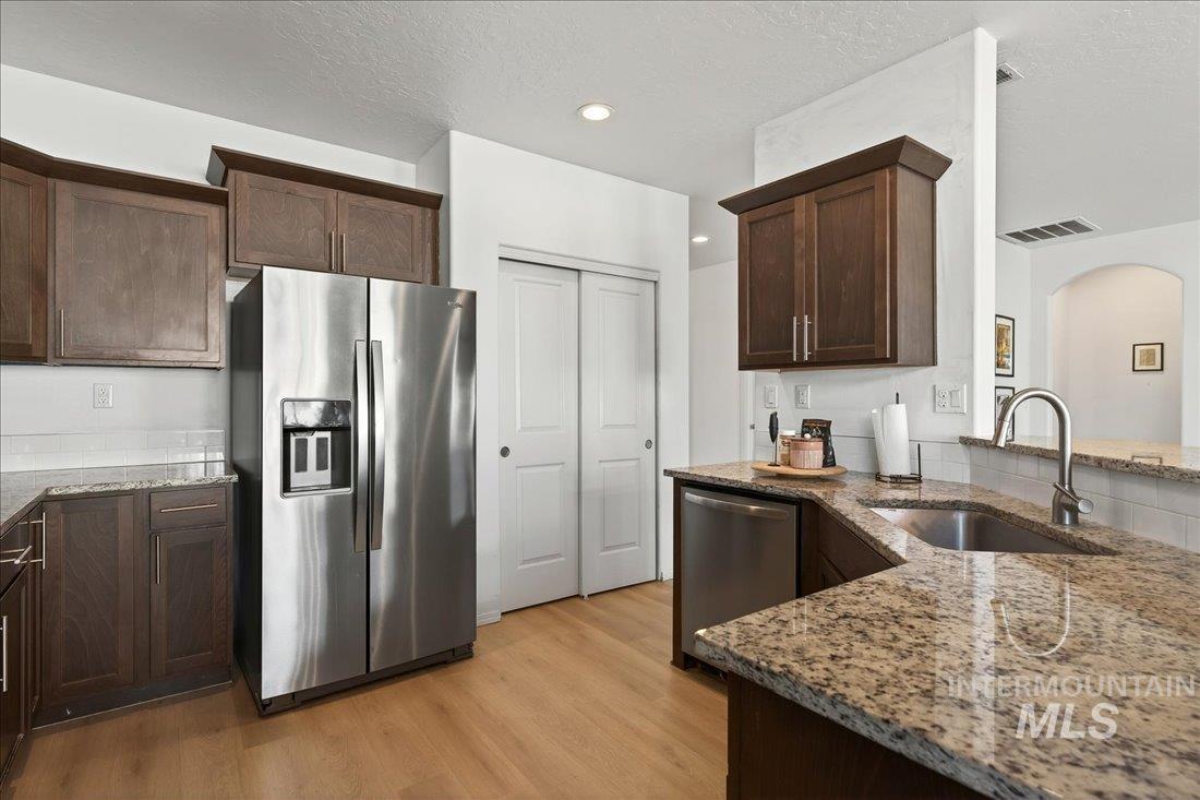 1864 E Jade Falls, Kuna, Idaho 83634, 3 Bedrooms, 2 Bathrooms, Residential For Sale, Price $468,000,MLS 98974864