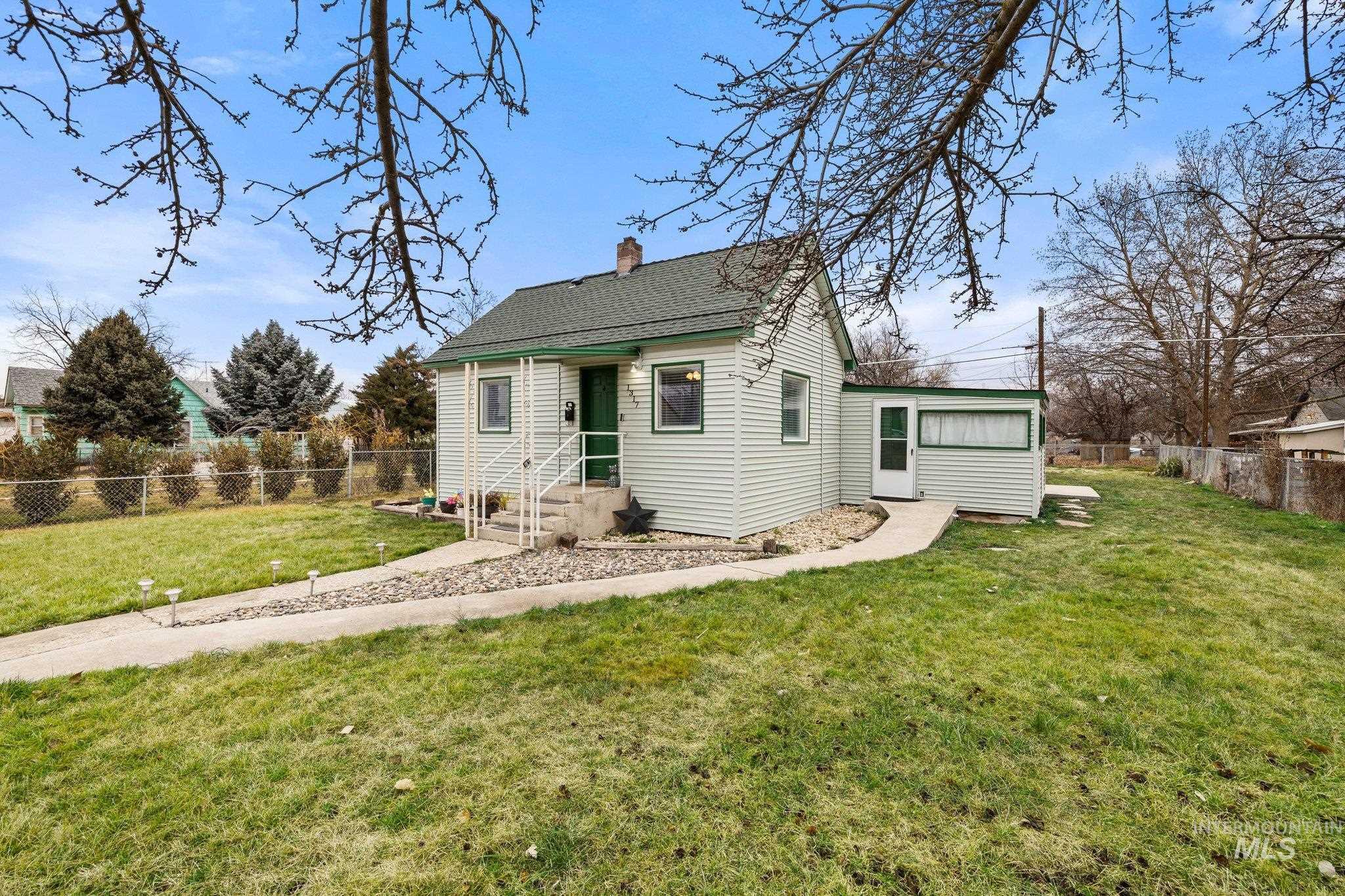 1317 N Arthur St, Caldwell, Idaho 83605, 3 Bedrooms, 1 Bathroom, Residential For Sale, Price $295,000,MLS 98974866