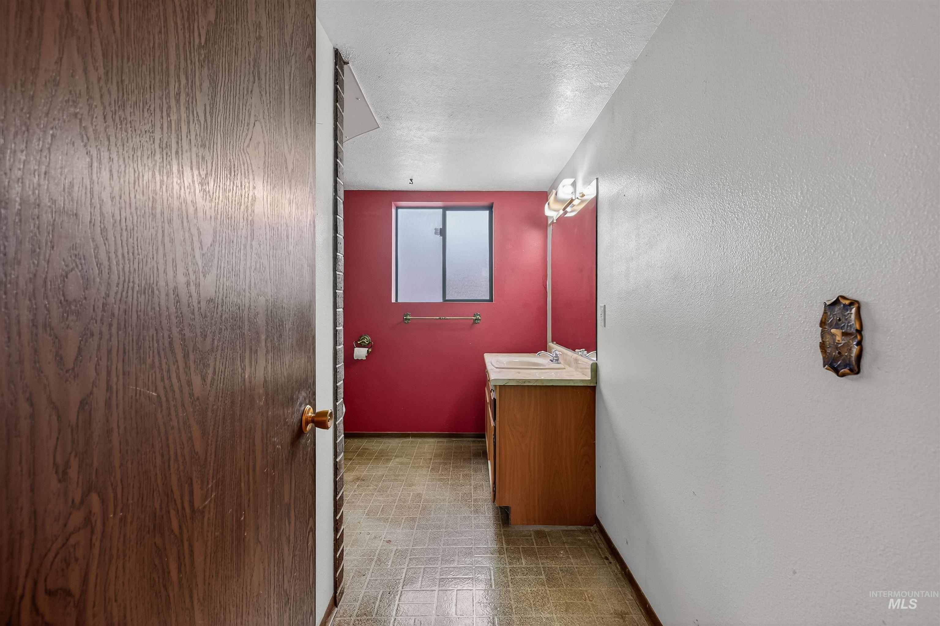 3181 Hallgren Drive, Clarkston, Washington 99403, 3 Bedrooms, 2 Bathrooms, Residential For Sale, Price $335,000,MLS 98974961