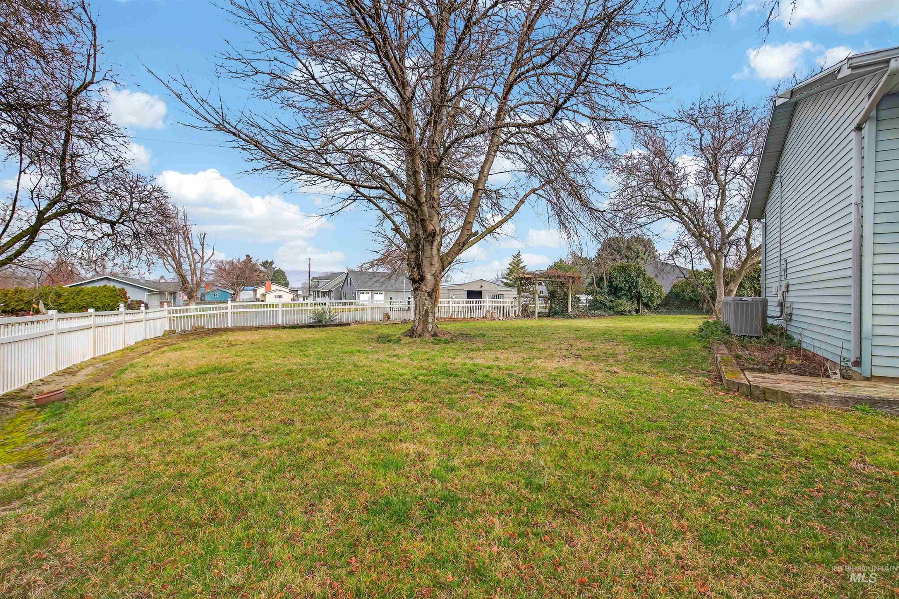 3181 Hallgren Drive, Clarkston, Washington 99403, 3 Bedrooms, 2 Bathrooms, Residential For Sale, Price $335,000,MLS 98974961