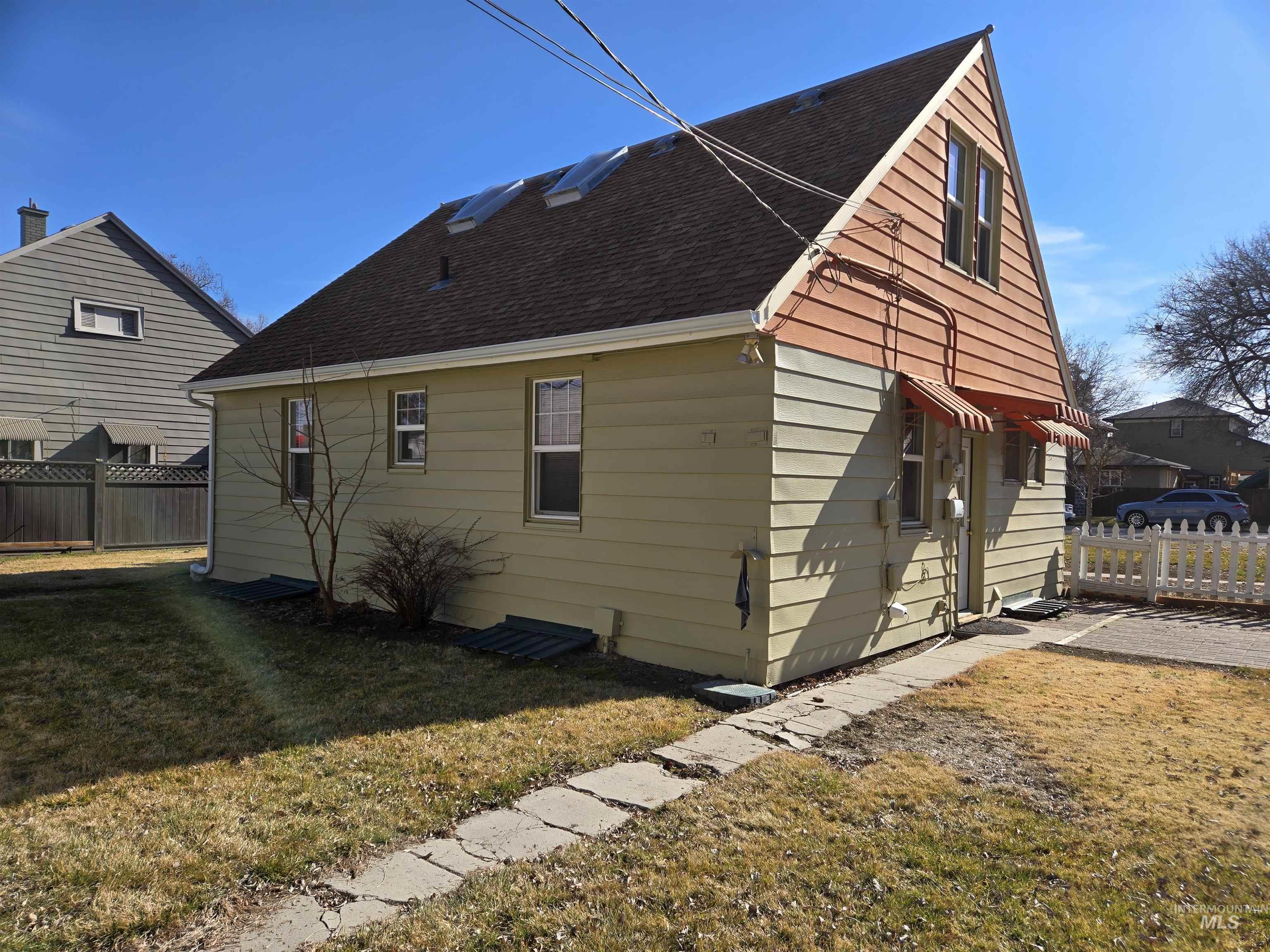 1115 SW 2nd Avenue, Ontario, Oregon 97914, 3 Bedrooms, 2 Bathrooms, Residential For Sale, Price $295,000,MLS 98974964