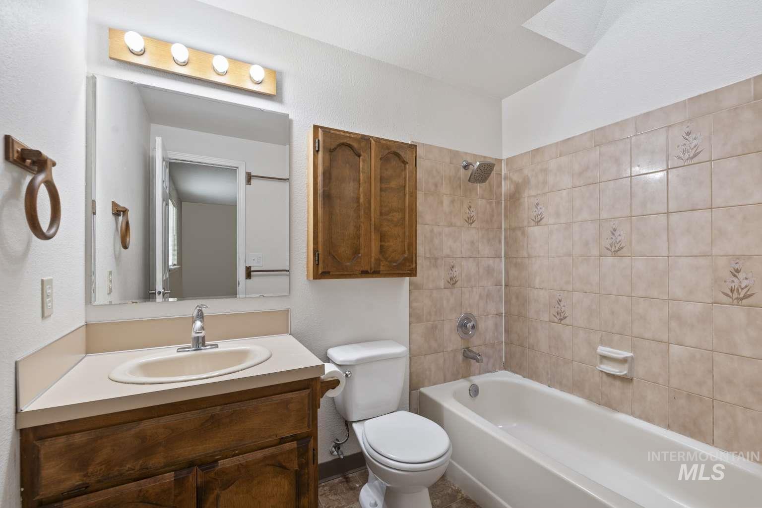 1000 S Egurrola Pl., Boise, Idaho 83709, 3 Bedrooms, 2 Bathrooms, Residential For Sale, Price $434,000,MLS 98974966