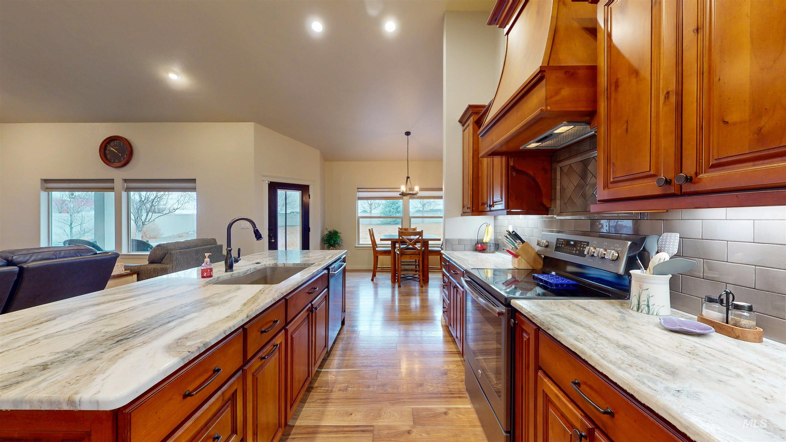 548 Sun Terrace Dr., Twin Falls, Idaho 83301, 5 Bedrooms, 2 Bathrooms, Residential For Sale, Price $699,900,MLS 98974967