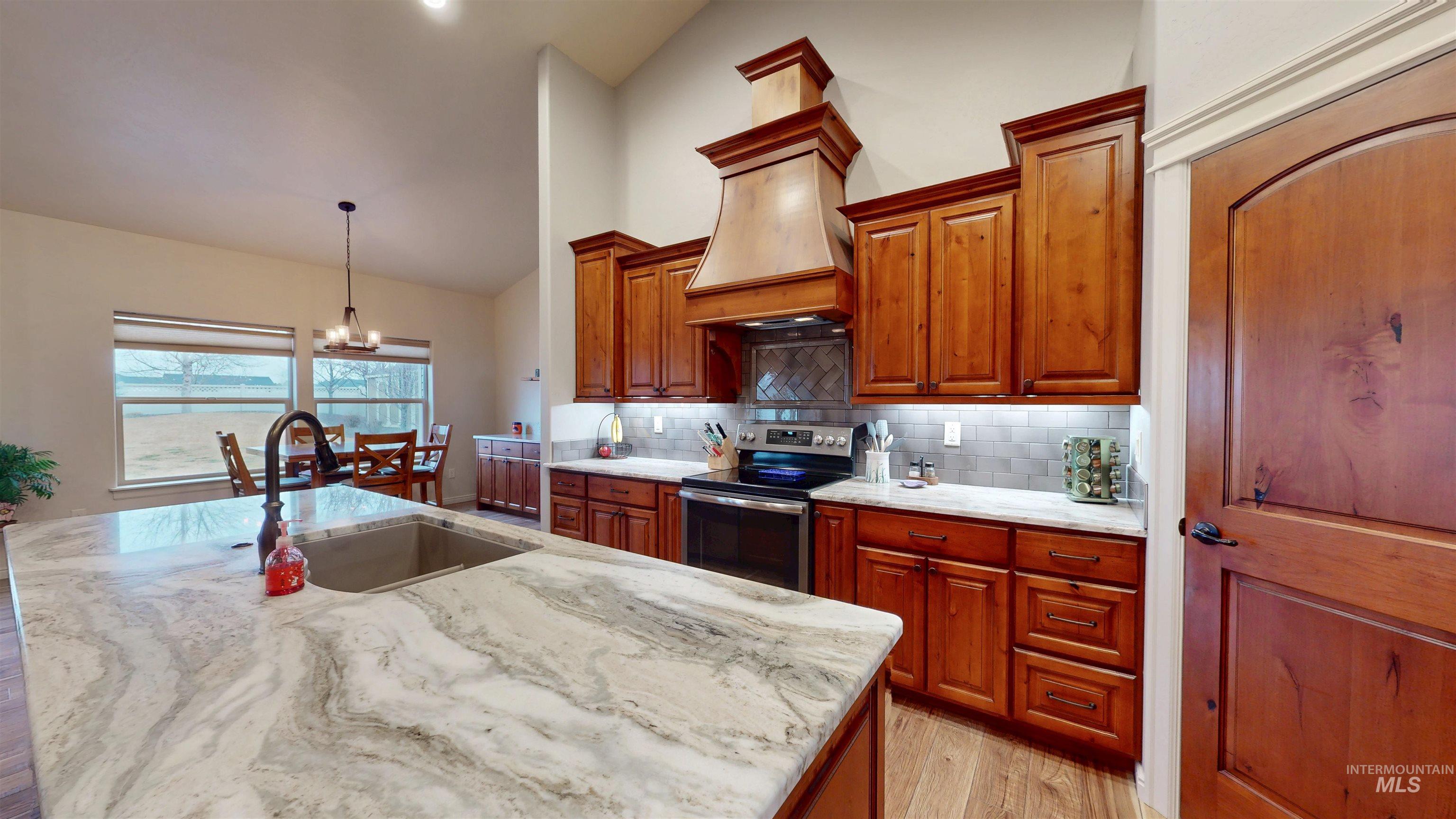 548 Sun Terrace Dr., Twin Falls, Idaho 83301, 5 Bedrooms, 2 Bathrooms, Residential For Sale, Price $699,900,MLS 98974967