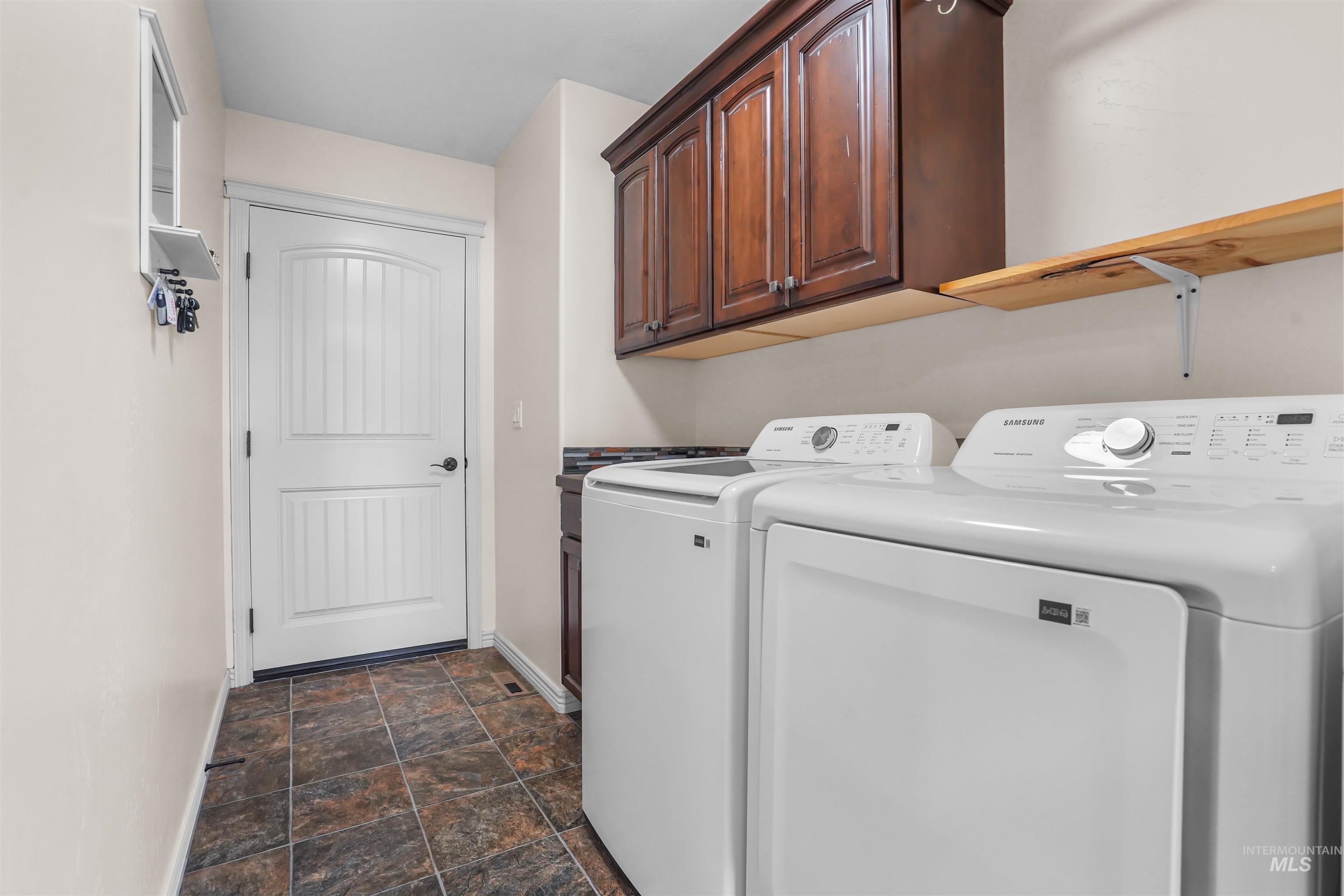 2002 Red Tail St, Rupert, Idaho 83350-5507, 4 Bedrooms, 2 Bathrooms, Residential For Sale, Price $465,000,MLS 98974968