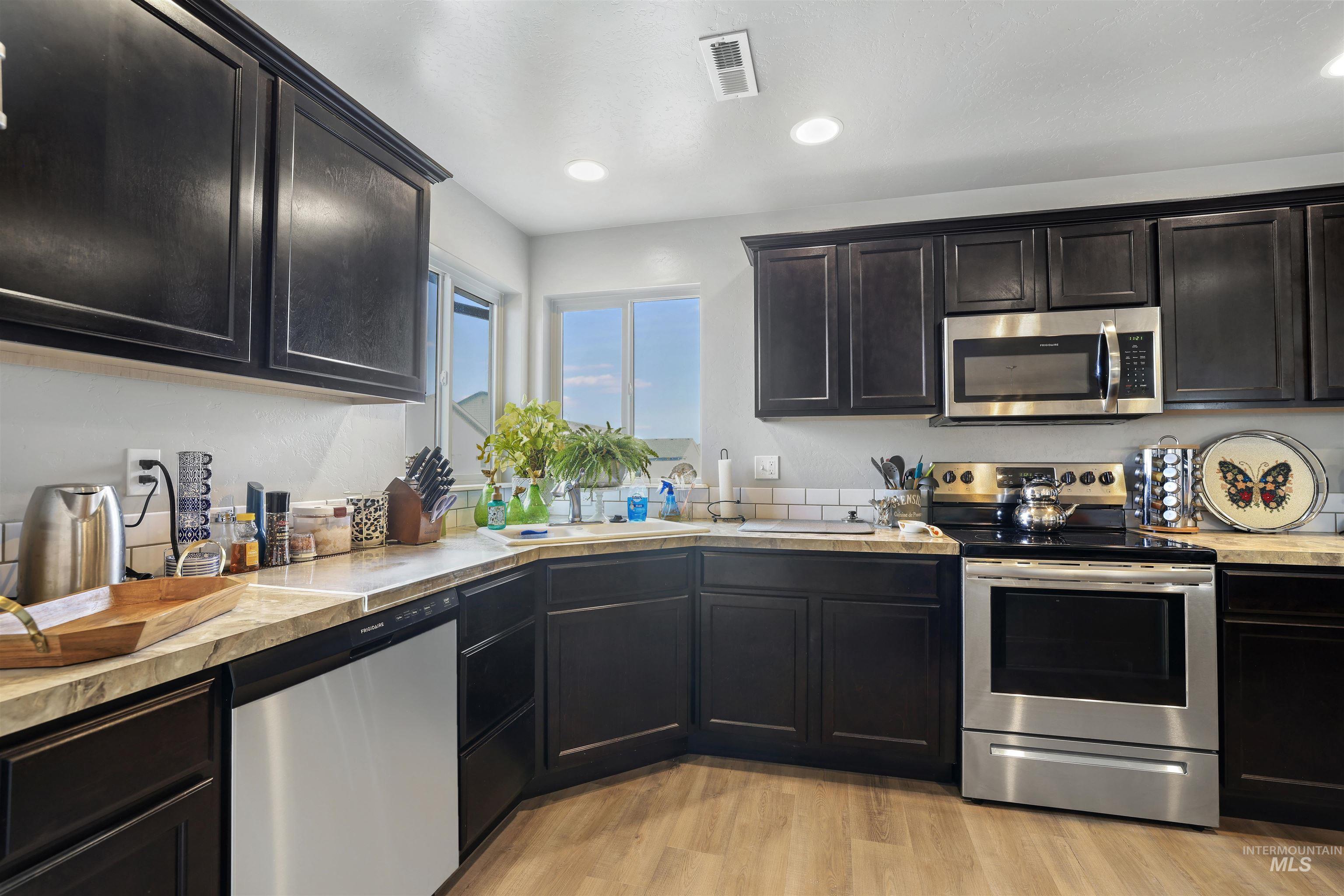 798 Grizzly Drive, Twin Falls, Idaho 83301, 5 Bedrooms, 2.5 Bathrooms, Residential For Sale, Price $559,000,MLS 98974972