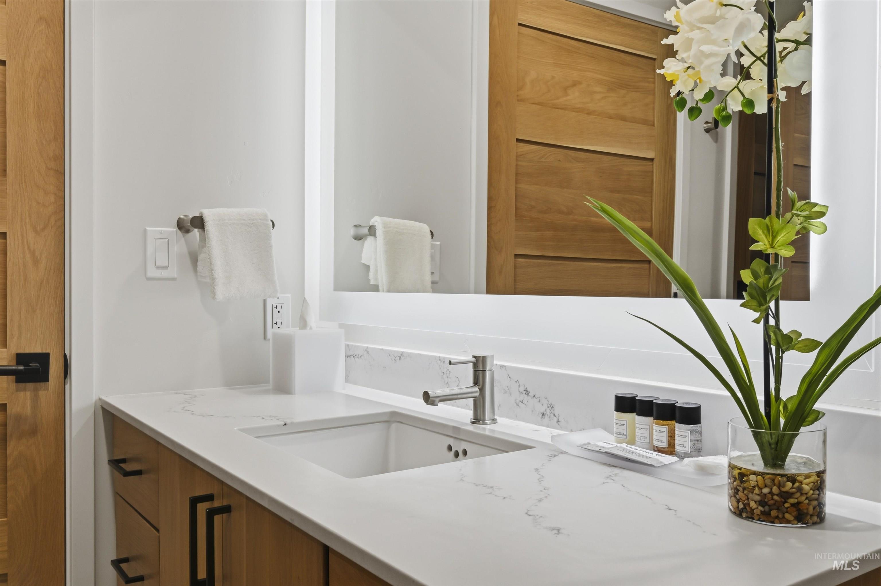 780 Village Dr, Donnelly, Idaho 83615, 2 Bedrooms, 2 Bathrooms, Residential For Sale, Price $899,900,MLS 98974974