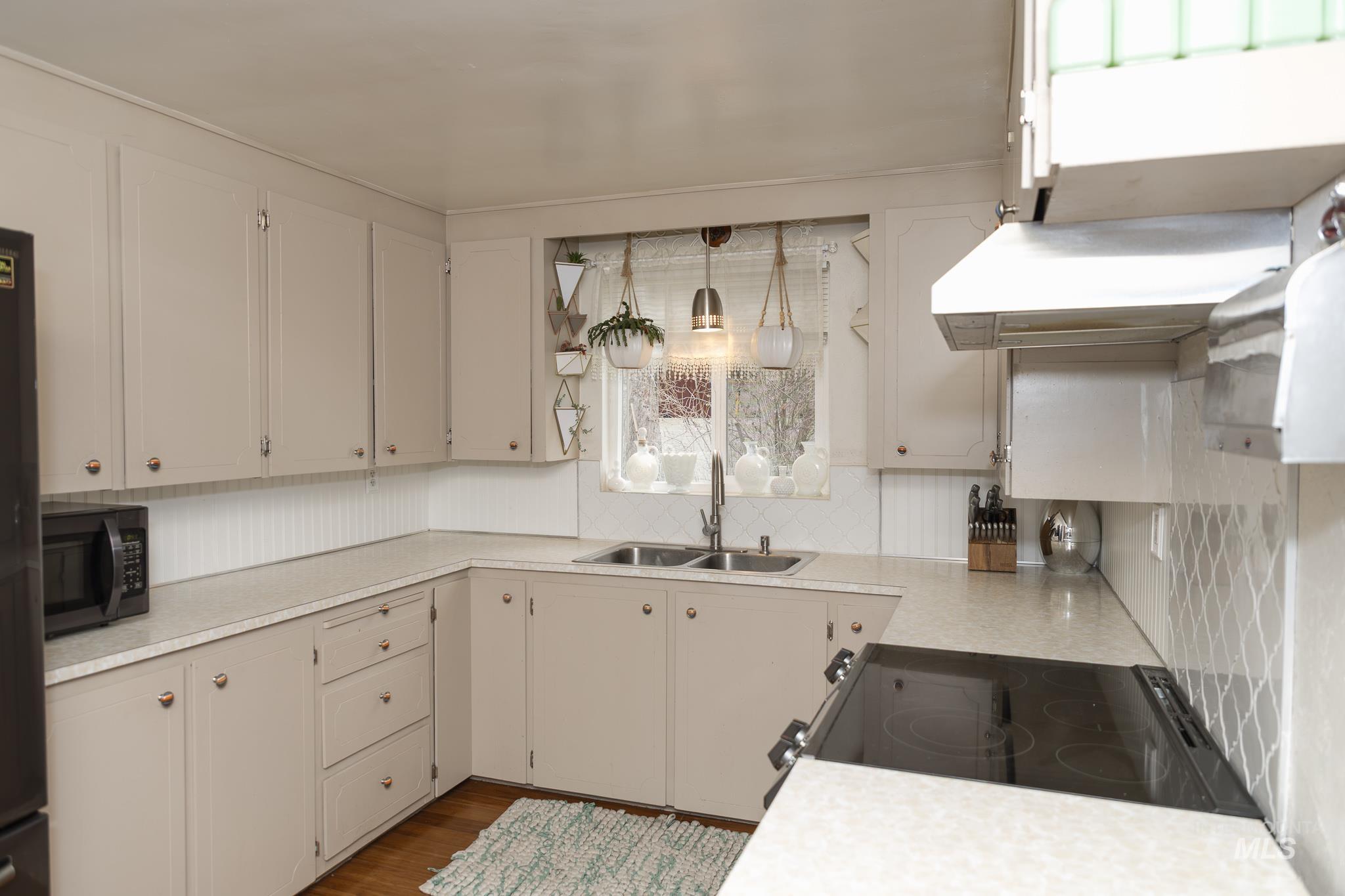 661 SW 3rd St, Ontario, Oregon 97914, 3 Bedrooms, 2 Bathrooms, Residential For Sale, Price $325,000,MLS 98974975