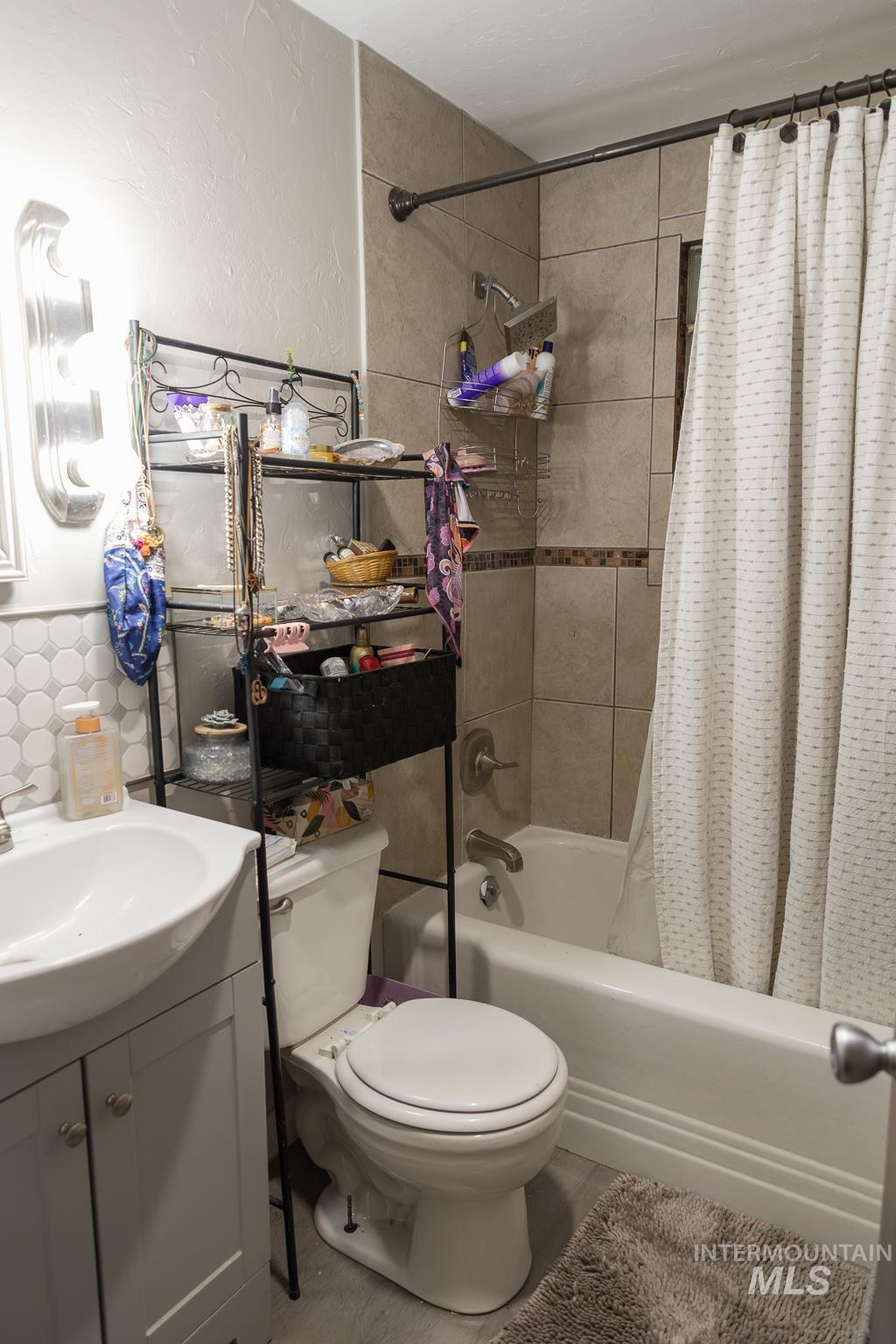 661 SW 3rd St, Ontario, Oregon 97914, 3 Bedrooms, 2 Bathrooms, Residential For Sale, Price $325,000,MLS 98974975