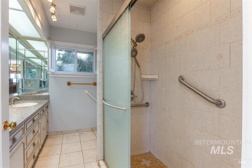 1605 Vineyard Dr., Lewiston, Idaho 83501, 4 Bedrooms, 2 Bathrooms, Residential For Sale, Price $440,000,MLS 98974982