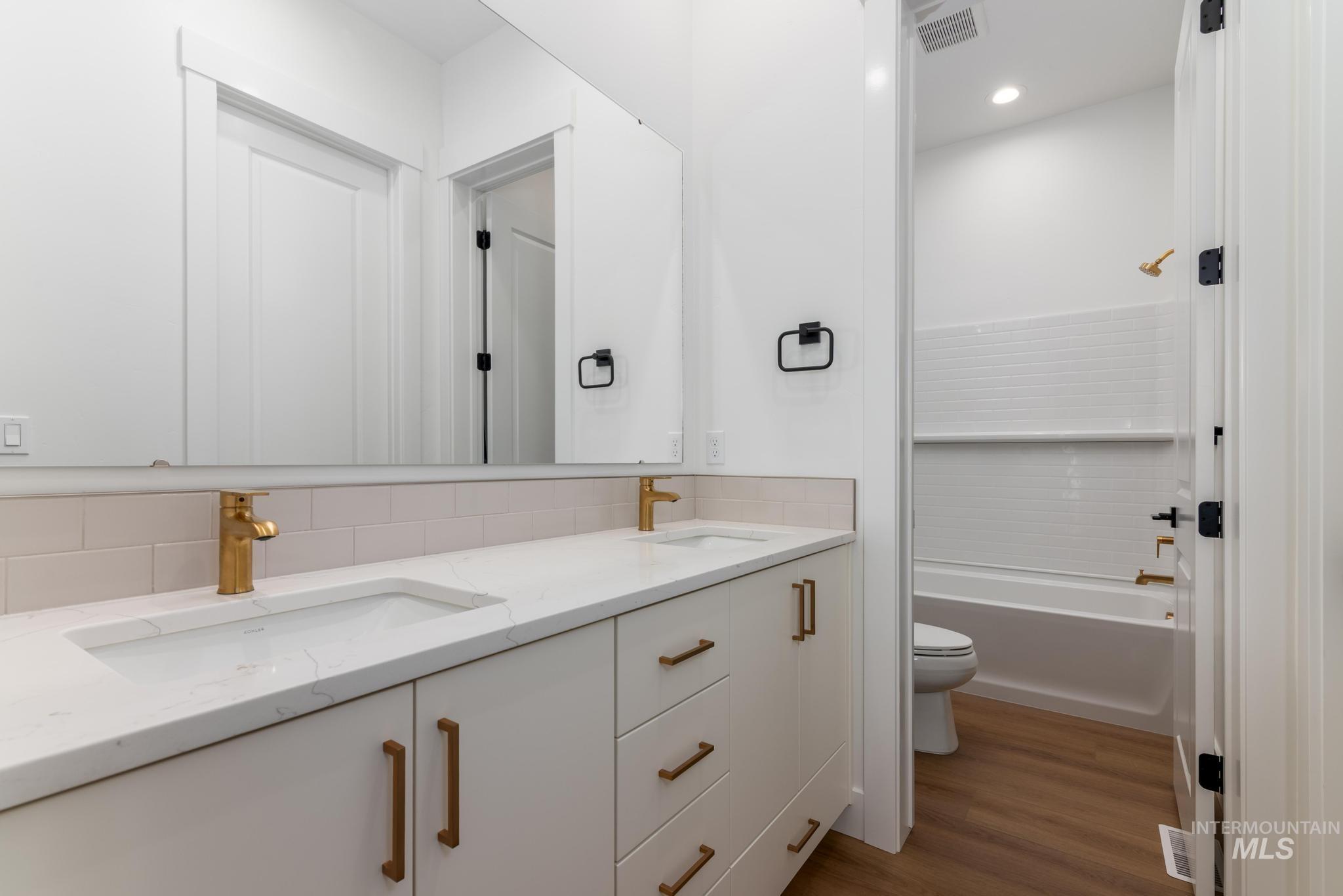 9100 W Moonglade St, Star, Idaho 83669, 4 Bedrooms, 3 Bathrooms, Residential For Sale, Price $709,000,MLS 98974994