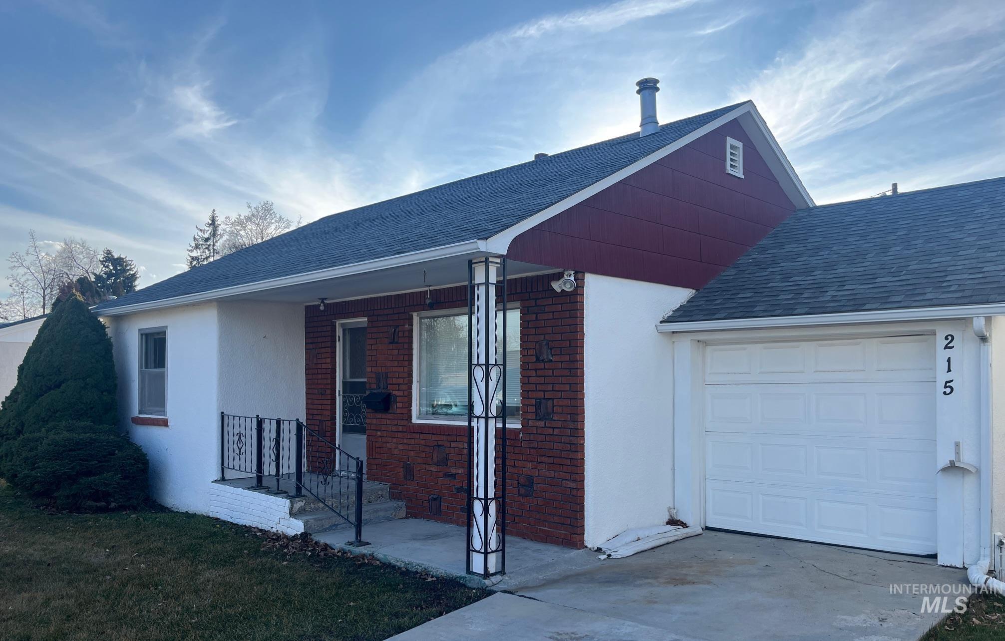 215 S Fern St, Nampa, Idaho 83686, 2 Bedrooms, 1 Bathroom, Residential For Sale, Price $295,000,MLS 98975012