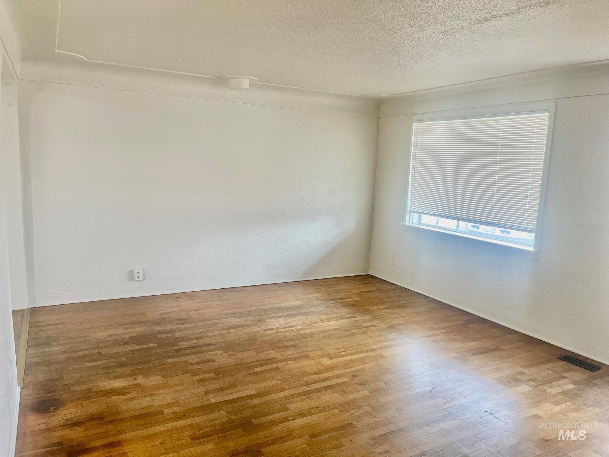 215 S Fern St, Nampa, Idaho 83686, 2 Bedrooms, 1 Bathroom, Residential For Sale, Price $295,000,MLS 98975012