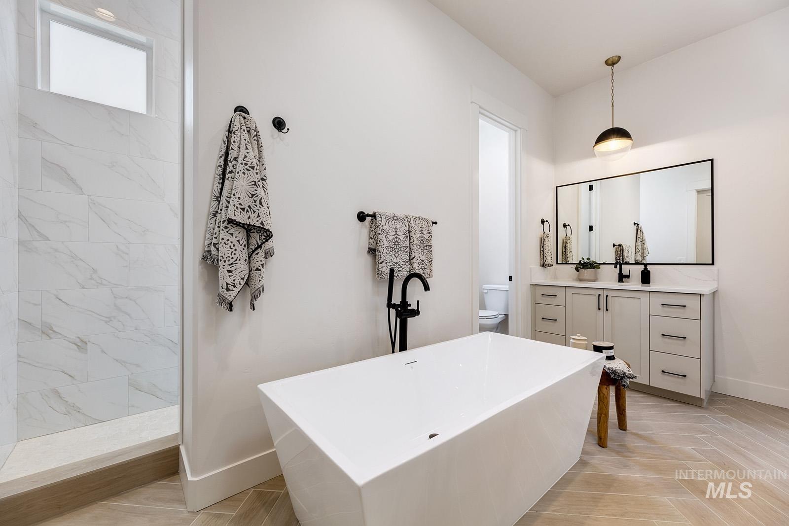 13660 N Spring Creek Way, Boise, Idaho 83714, 3 Bedrooms, 3.5 Bathrooms, Residential For Sale, Price $1,224,500,MLS 98975013