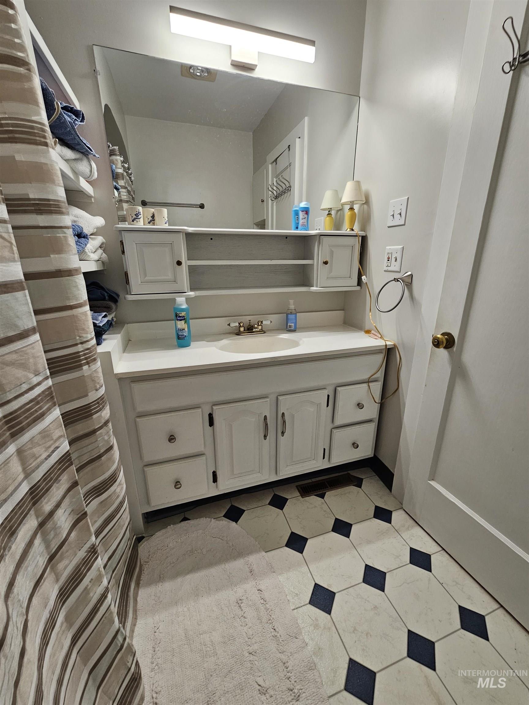 701 King Street, CottonWood, Idaho 83522, 2 Bedrooms, 2 Bathrooms, Residential For Sale, Price $289,000, 98975018