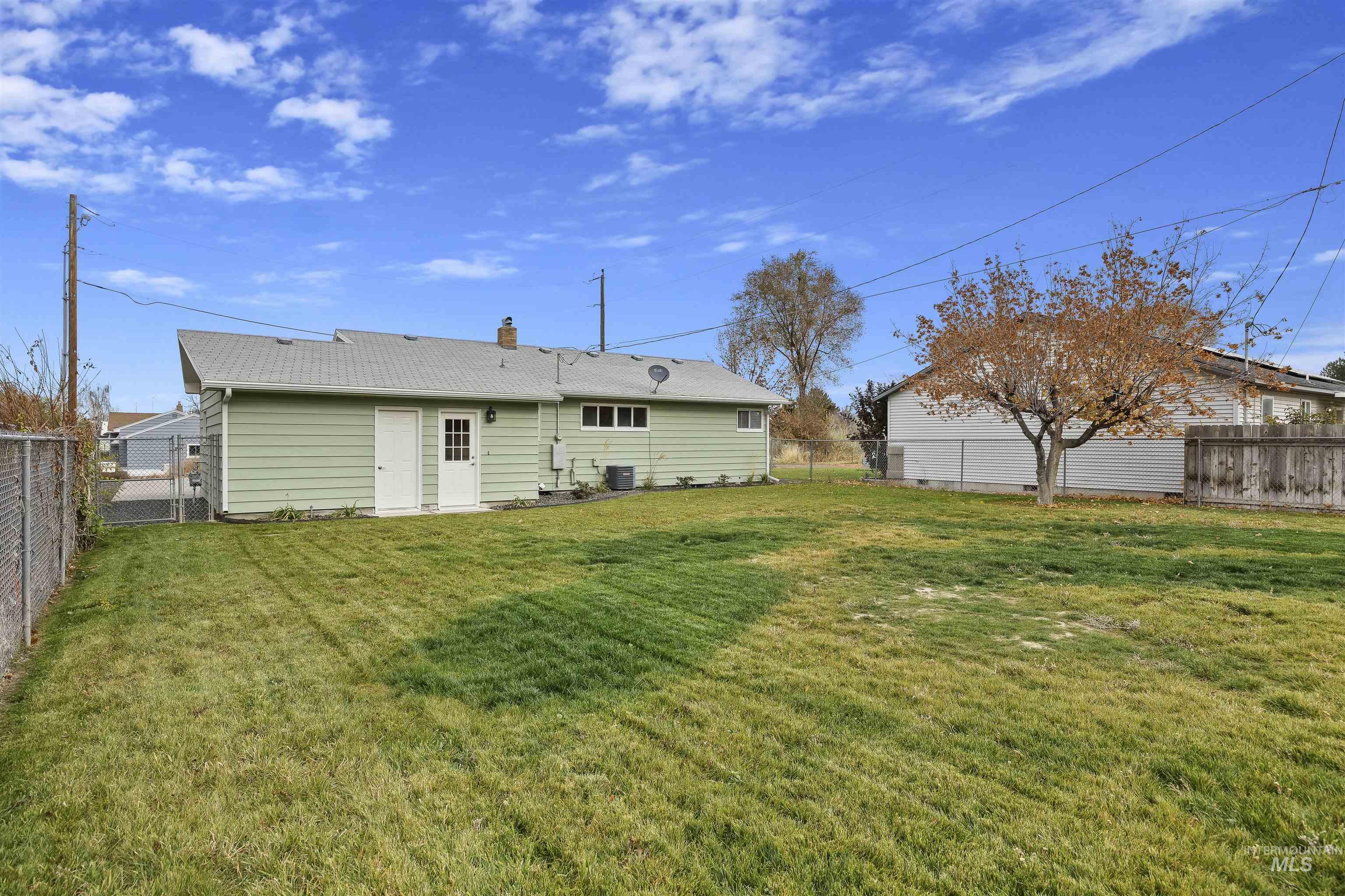 489 W Borah Ave, Twin Falls, Idaho 83301, 5 Bedrooms, 2 Bathrooms, Residential For Sale, Price $349,000,MLS 98975020