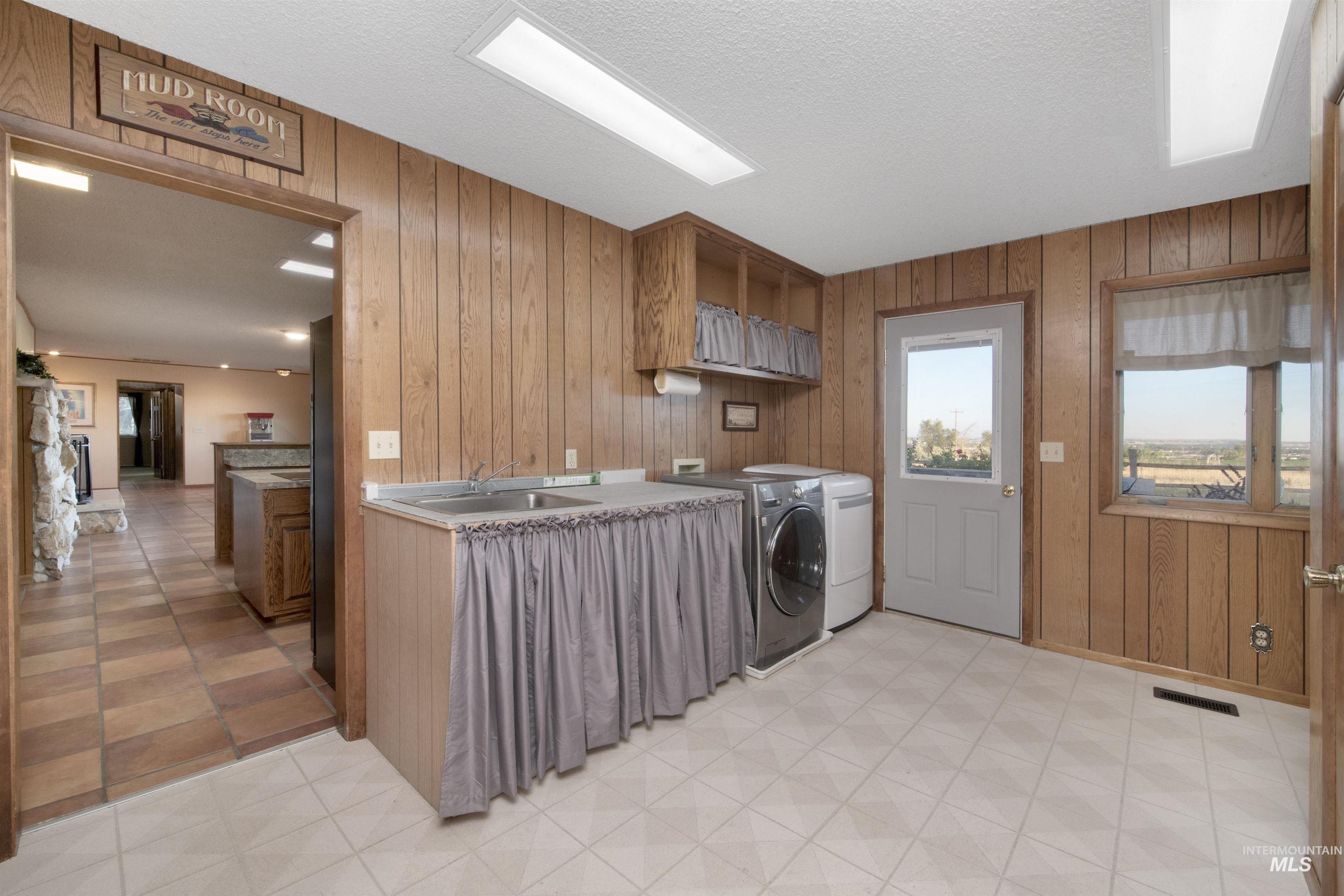 4371 N Grand View Lane, Ontario, Oregon 97914, 4 Bedrooms, 2.5 Bathrooms, Residential For Sale, Price $629,000,MLS 98975023