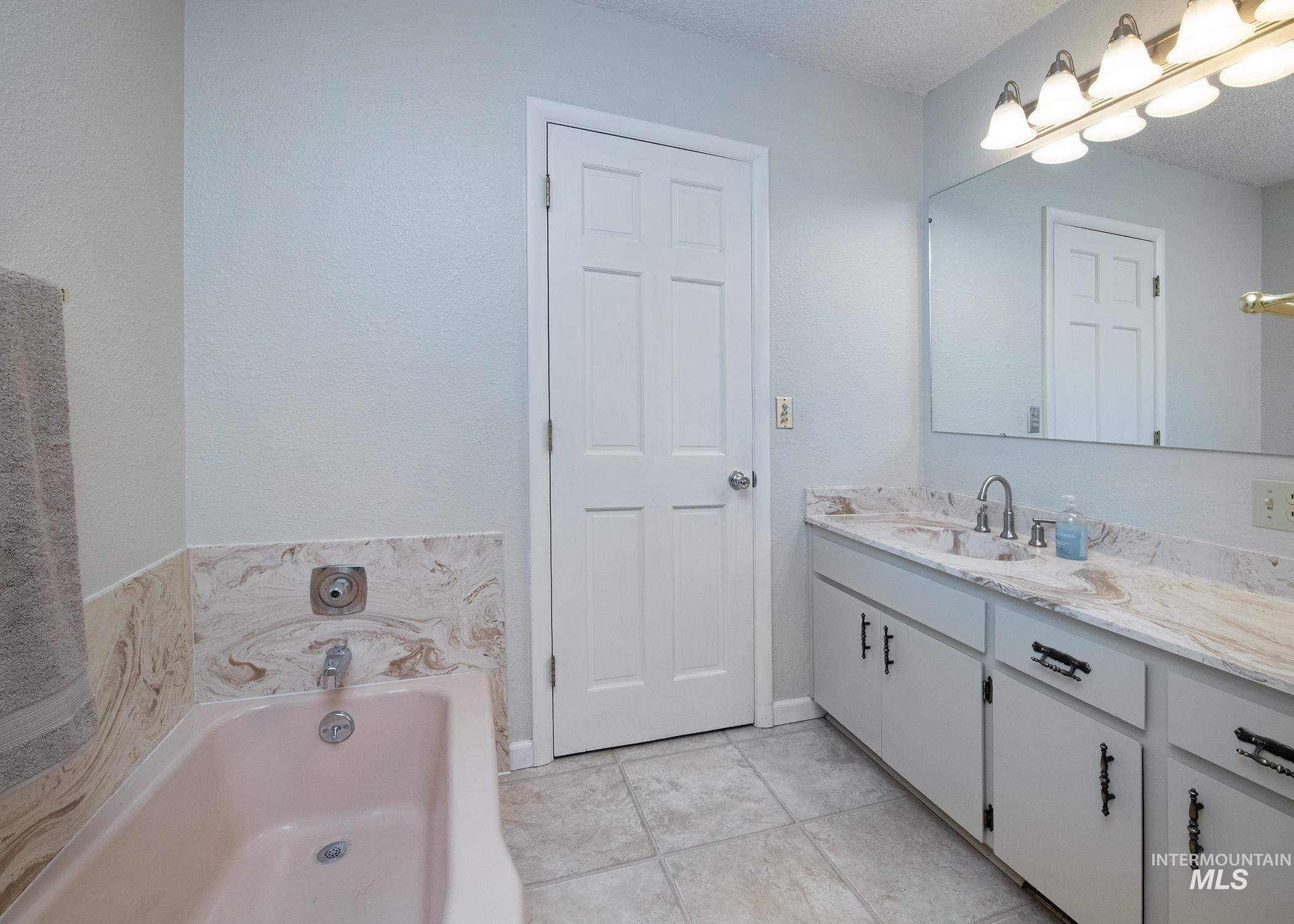 4371 N Grandview Lane B, Ontario, Oregon 97914, 3 Bedrooms, 2.5 Bathrooms, Farm & Ranch For Sale, Price $639,000,MLS 98975027